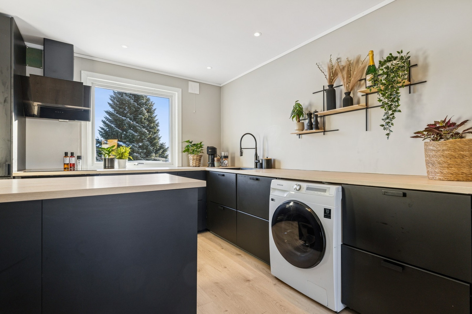 Kjøkkenet har også rikelig med skap- og benkeplass, perfekt for oppbevaring av kjøkkenutstyr. Galleribilde