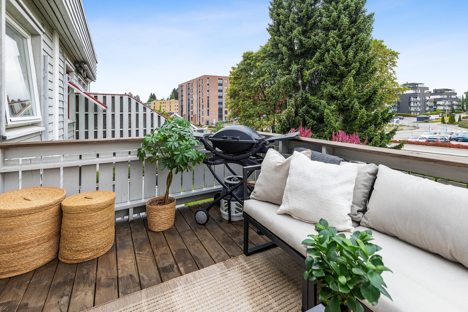 Balkongen vender mot vest og er på 9 kvm. Her kan du nyte solrike dager og pent vær. Balkongen kan innredes med sittegruppe og grill. Galleribilde