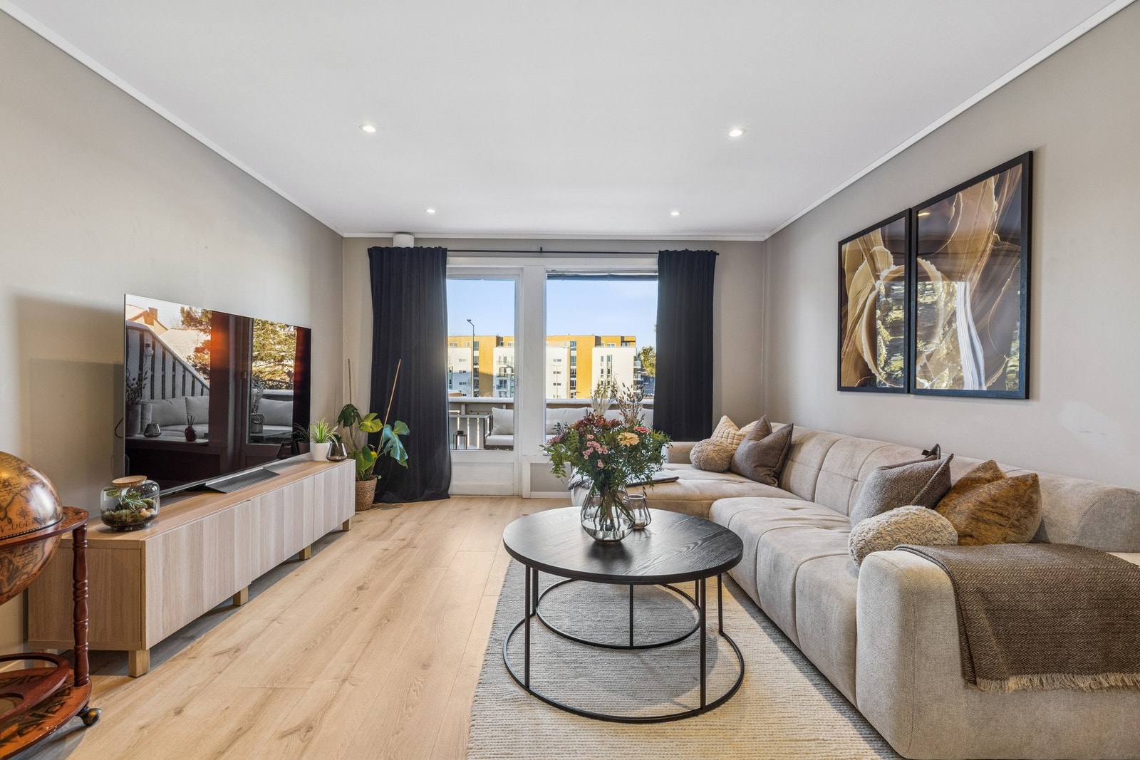 Stuen har plass til en stor sofa og tilhørende møblement slik som stuebord, tv- og benk. Galleribilde