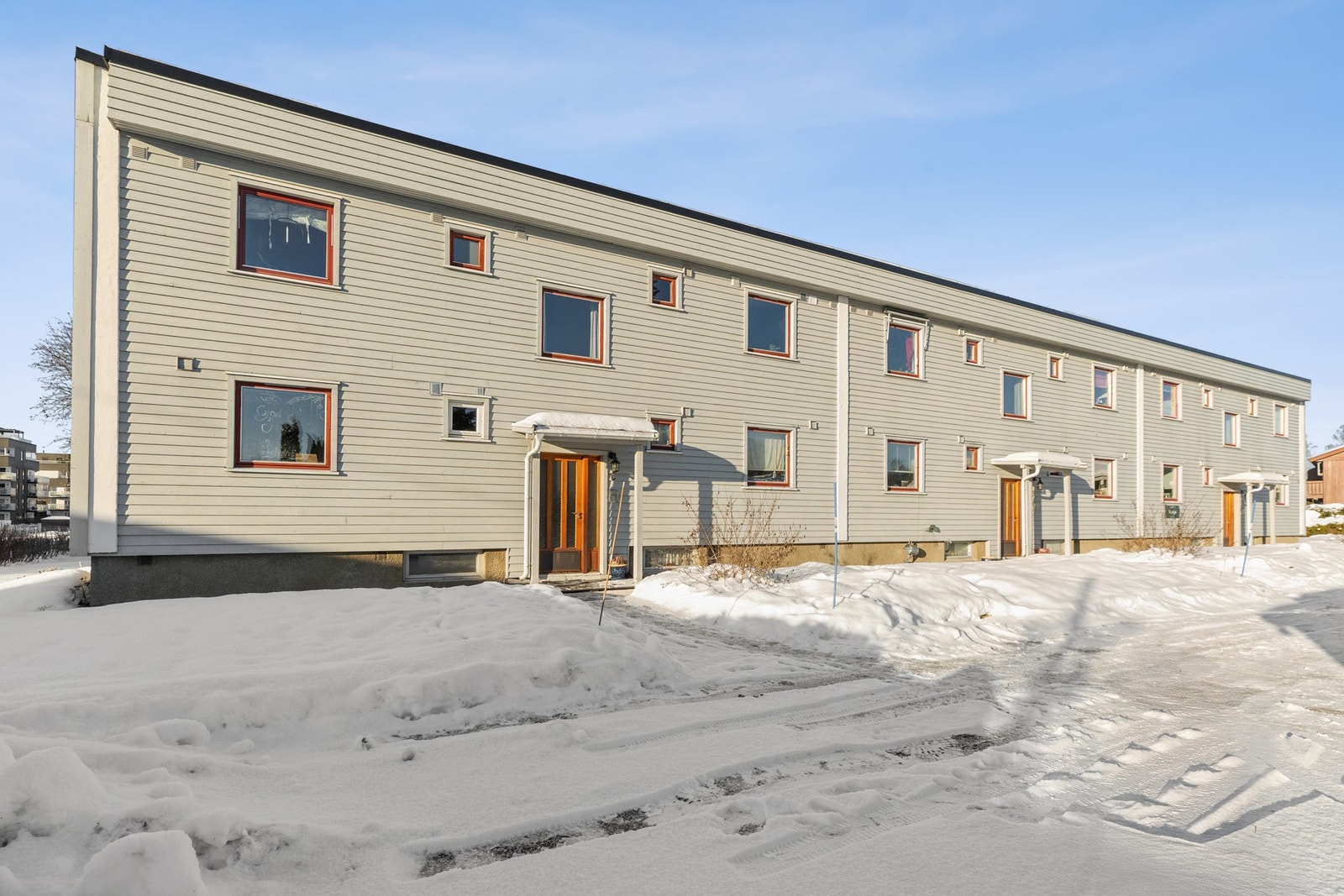 Beliggenheten har gangavstand til barneskole og barnehager, samt kort avstand til Jessheim sentrum med alle fasiliteter og off. kommunikasjon. Galleribilde