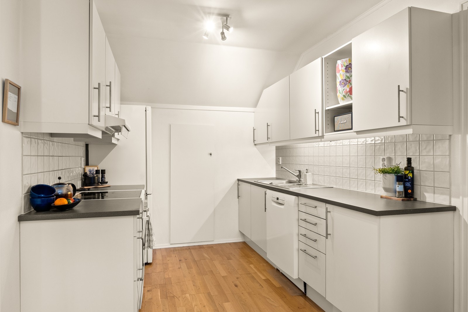 Godt med benkeplass og skapplass i kjøkkeninnredning Galleribilde