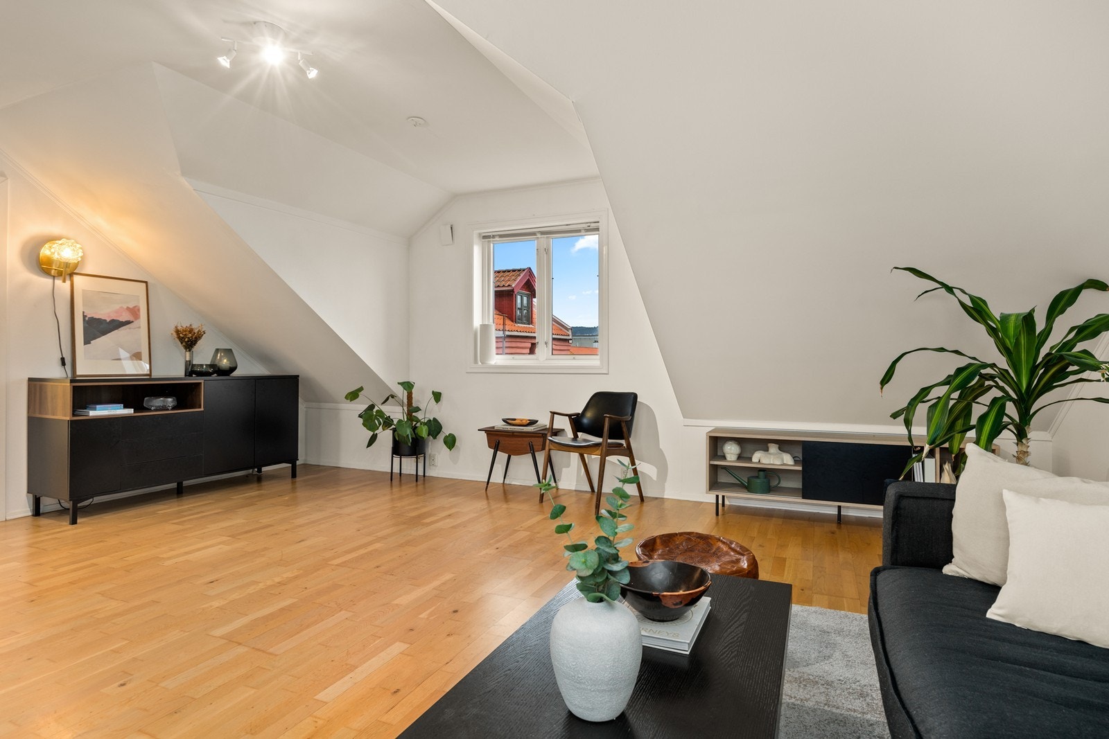 Romslig stue med gode innredningsmuligheter Galleribilde