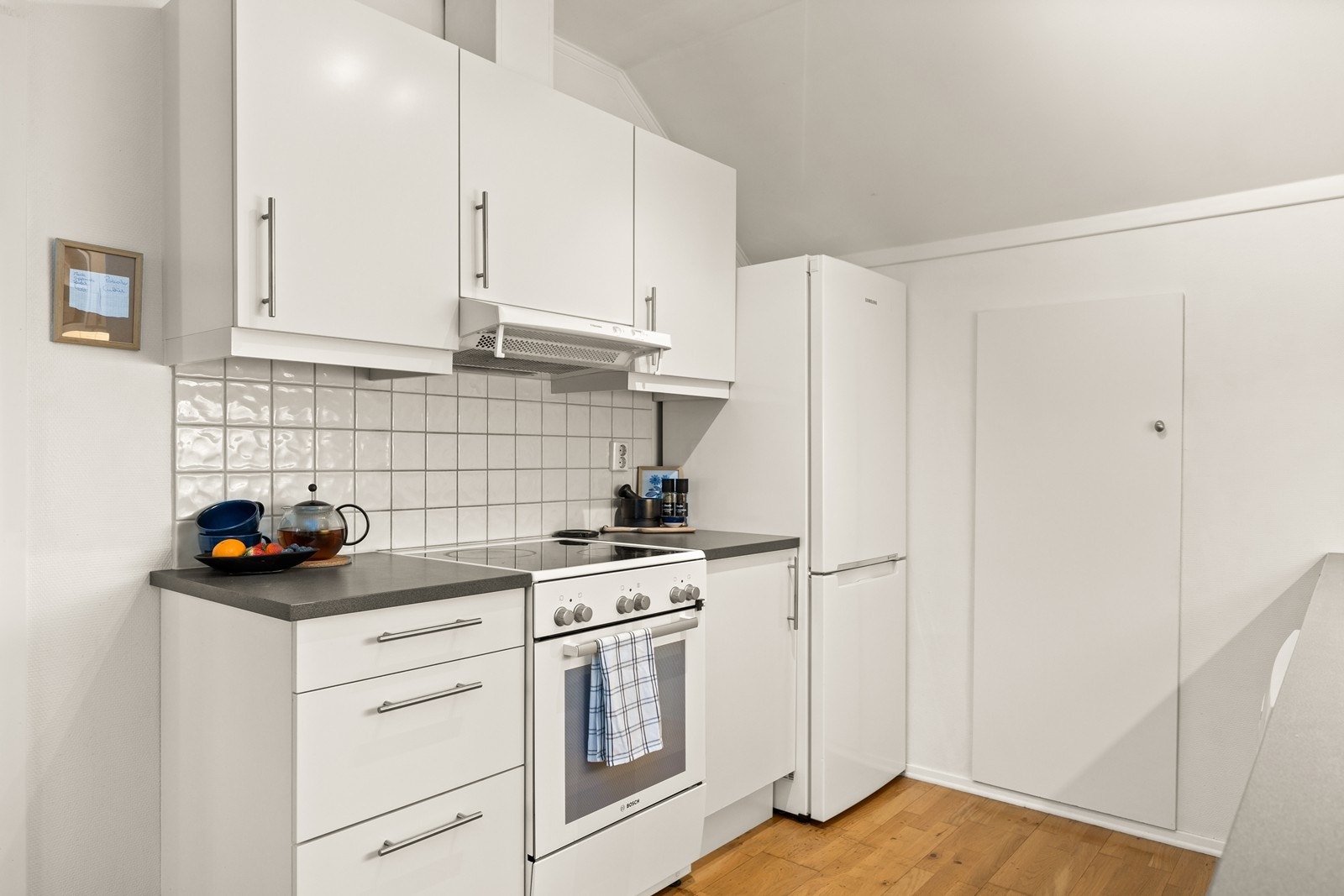 Kjøkken med praktisk bod til oppbevaring innenfor Galleribilde