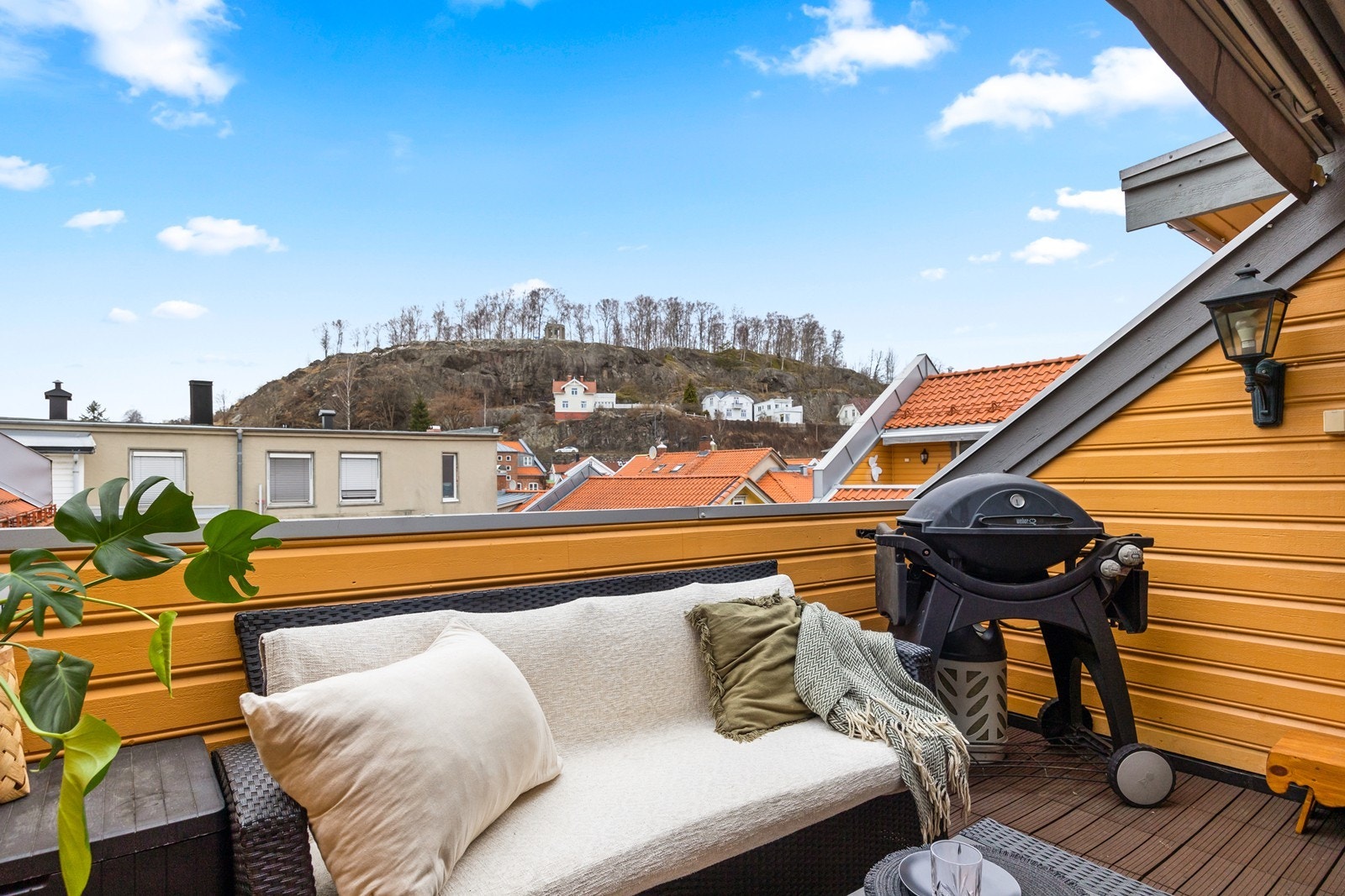 Romslig uteplass med utsikt mot Rødsfjellet Galleribilde