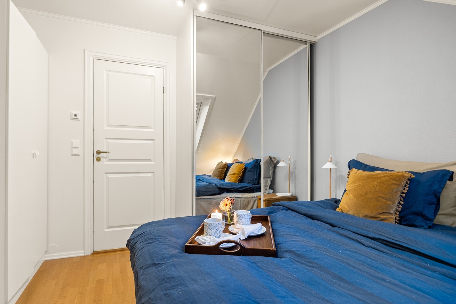 Garderobeskap med speil på soverom Galleribilde