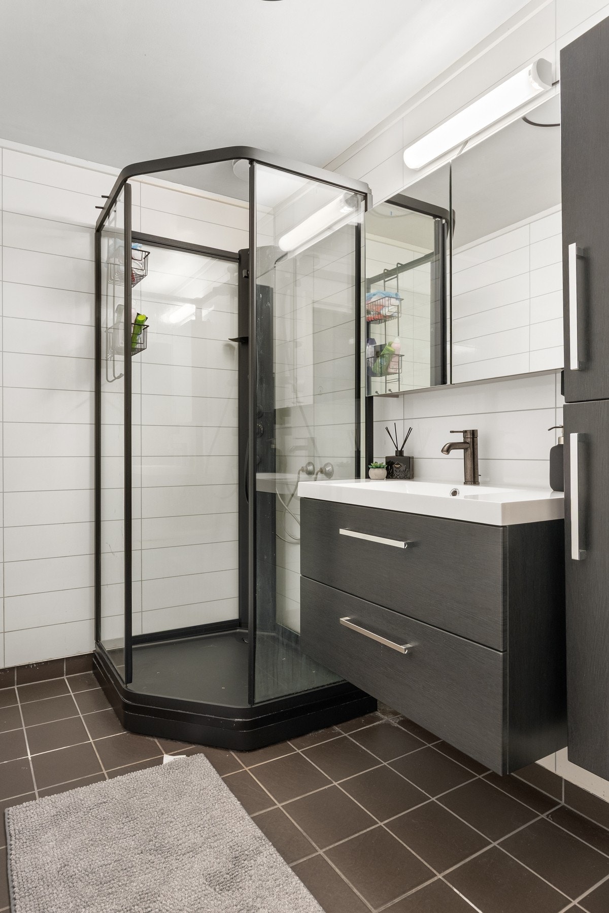 Bad - 3,5 kvm. Utstyrt med dusjkabinett, servantskap og høgskap. Galleribilde