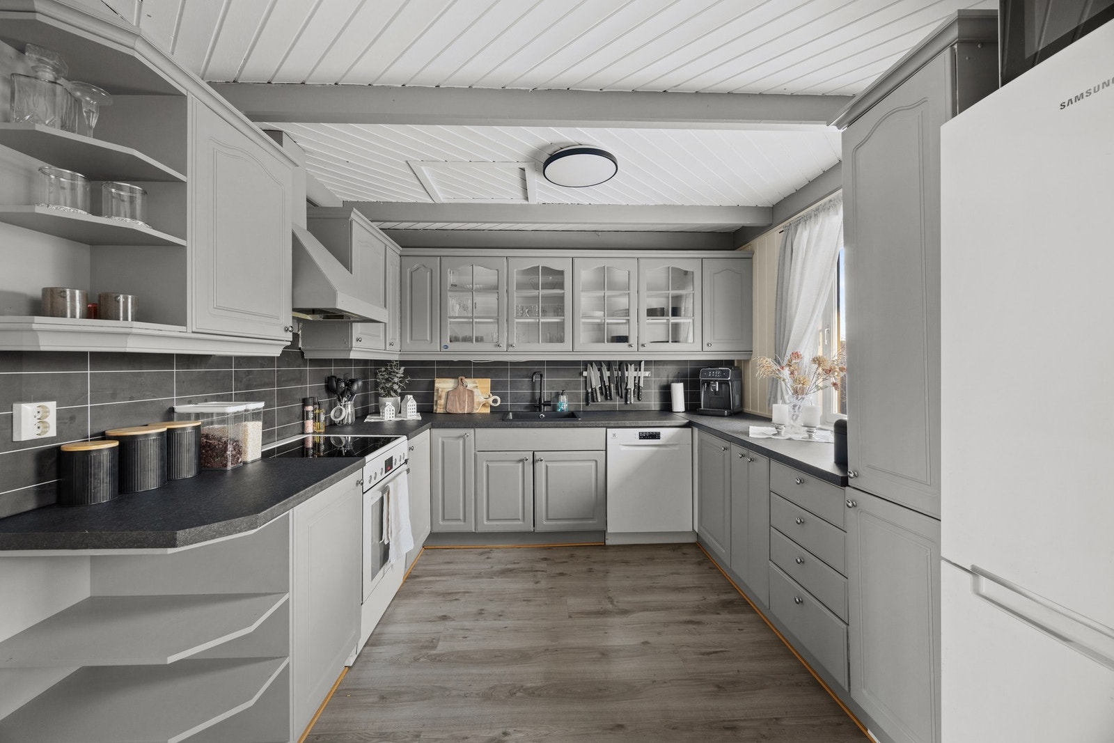 Det er godt med benk- og oppbevaringsplass i innredningen Galleribilde