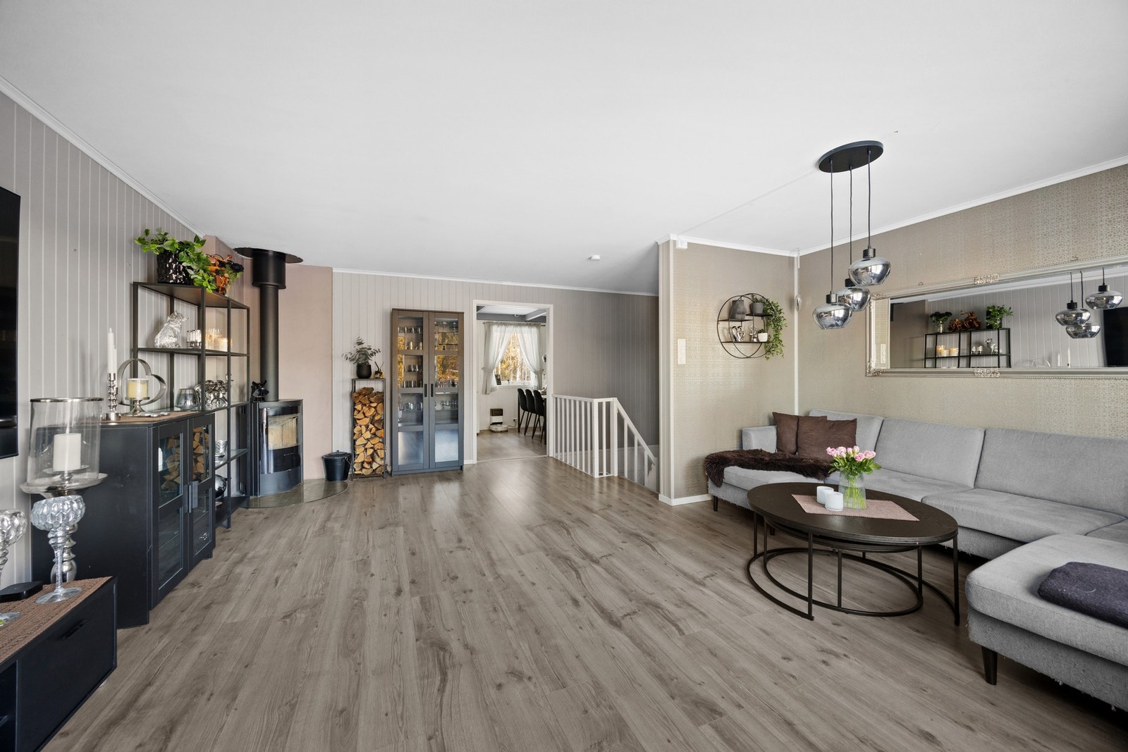 Stuen måler 30 kvm. Oppvarming fra varmepumpe, elektrisitet og vedfyring. Galleribilde