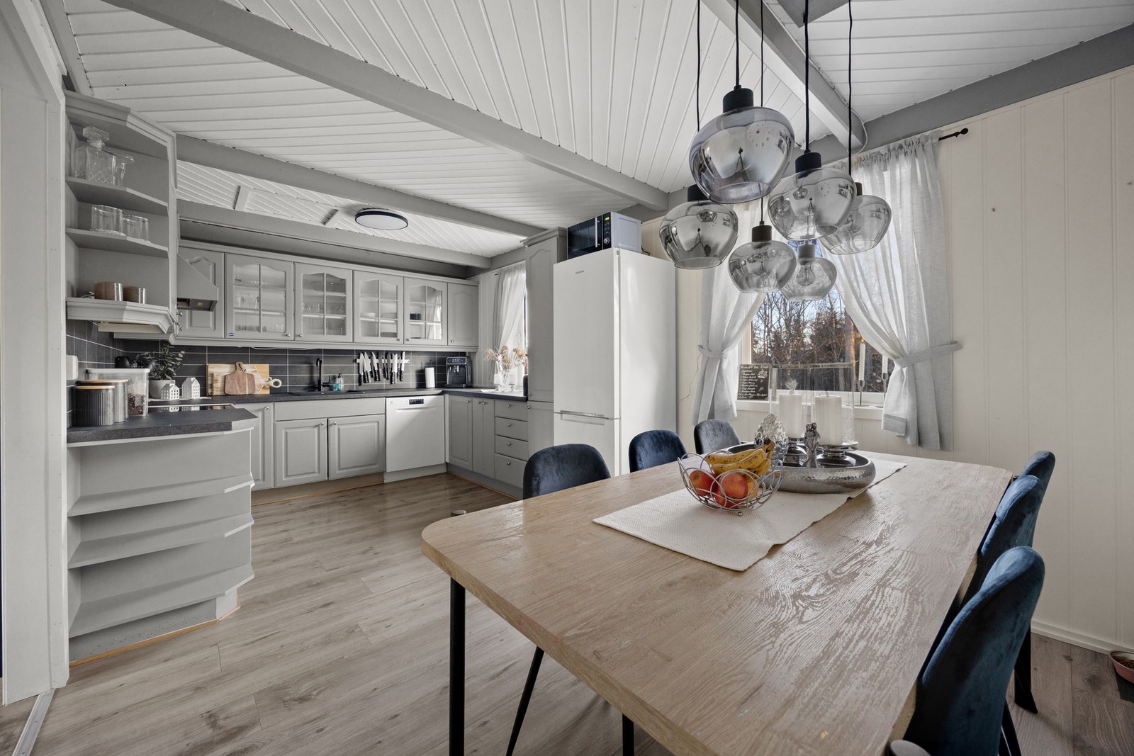 Kjøkken - 16 kvm. Pen innredning med avsatt plass for hvitevarer. Galleribilde