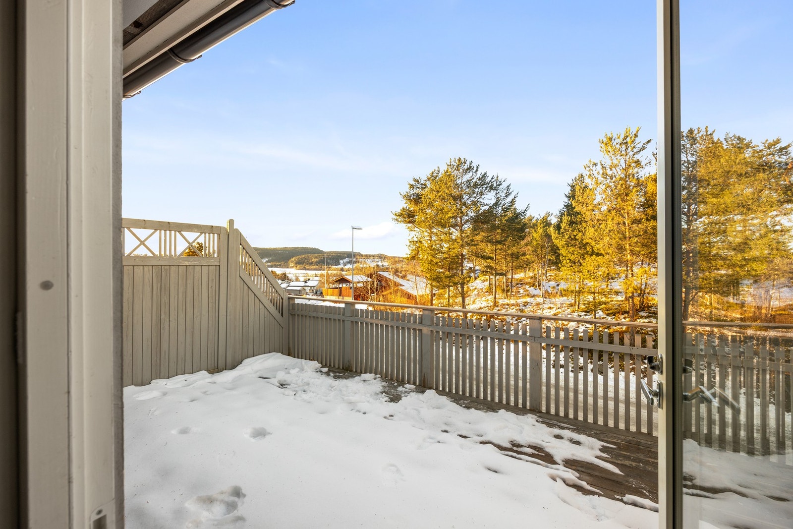 Fra stuen er det utgang til balkong på 18 kvm. Galleribilde