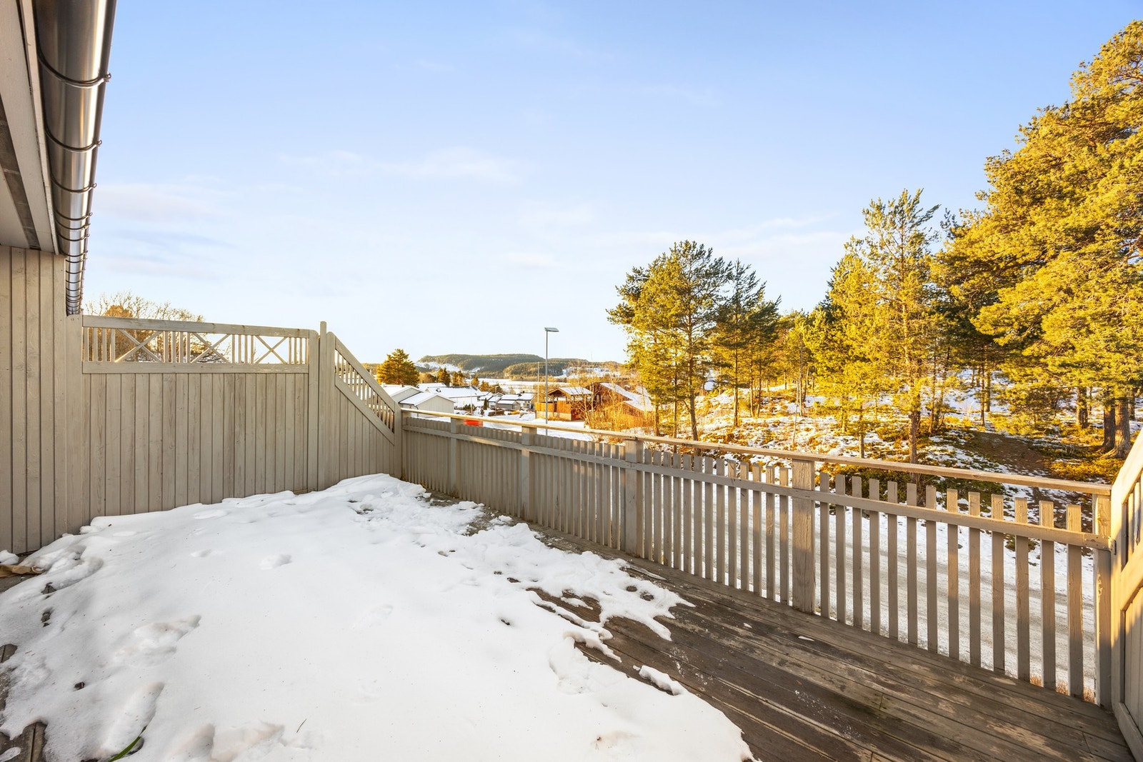 Rekkehuset har tre terrasser man kan flytte seg i mellom på solrike dager! Galleribilde