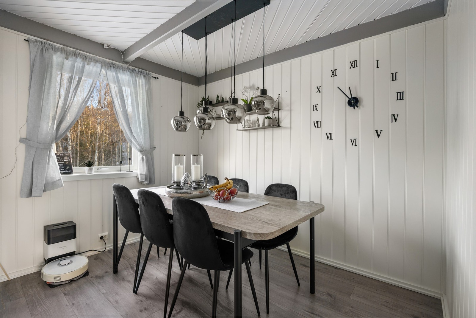 På kjøkkenet er det også plass til spisebord. Galleribilde