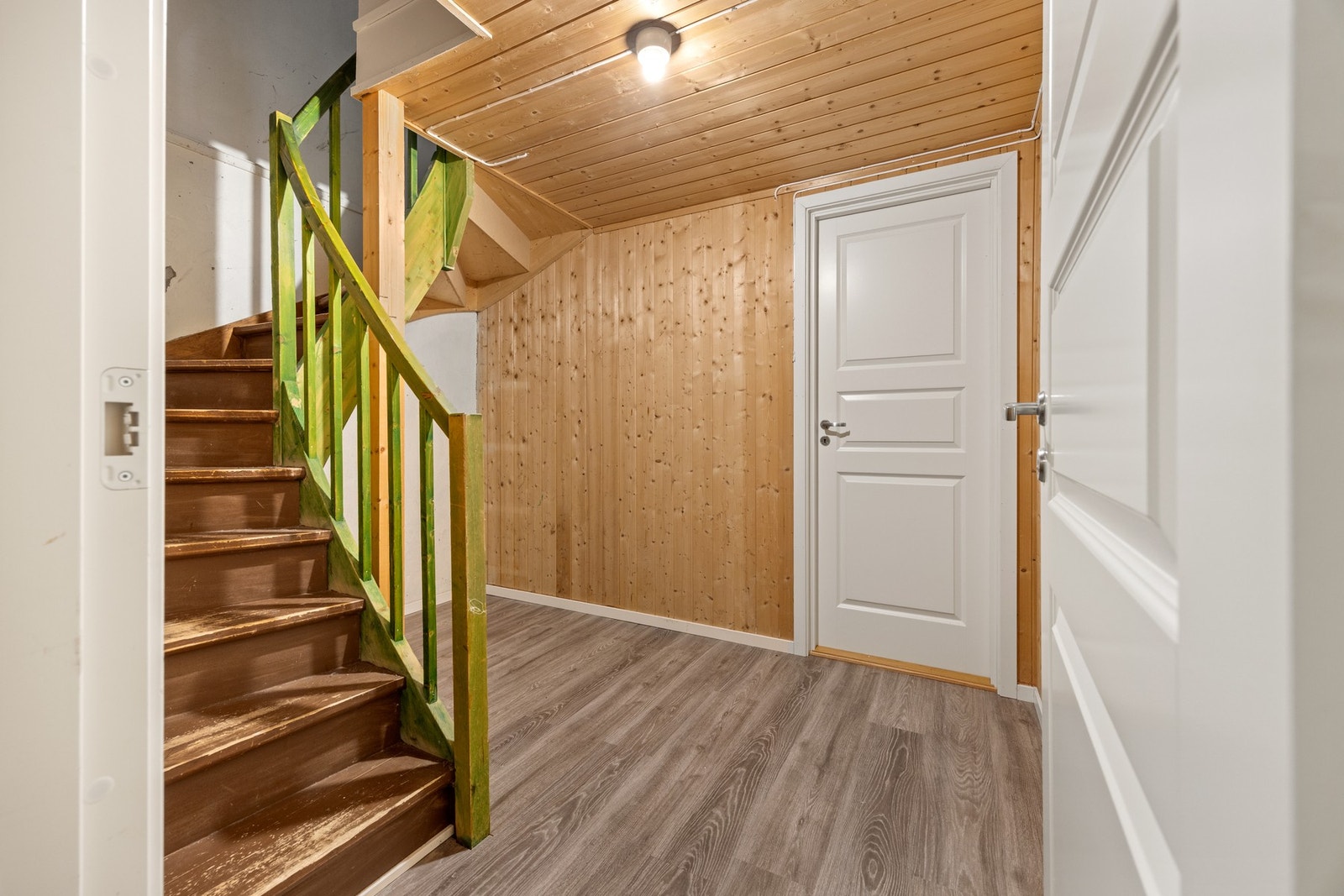 Gang i kjeller - 7 kvm. Dør inn til to boder, vaskekjeller og kjellerstue. Galleribilde