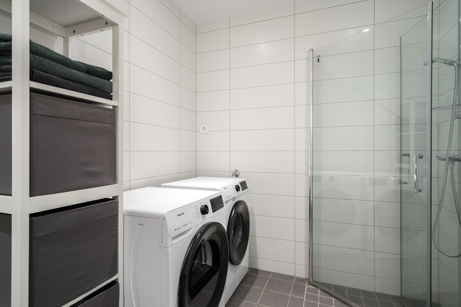 Badet i 1.etg ligger i tilknytning til entreen og har opplegg for vaskemaskin, samt plass til tørketrommel. Galleribilde