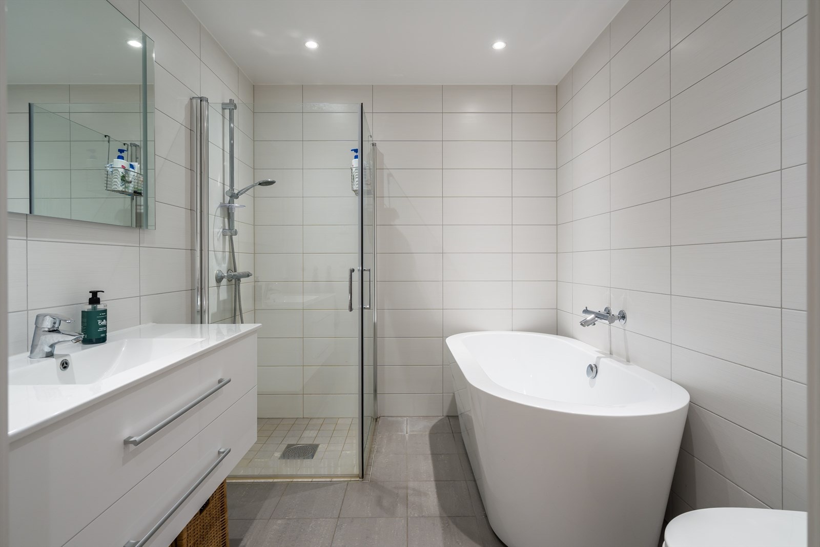 Badet oppe har både et deilig badekar og et nedsenket dusjhjørne med innfellbare glassdører. Galleribilde