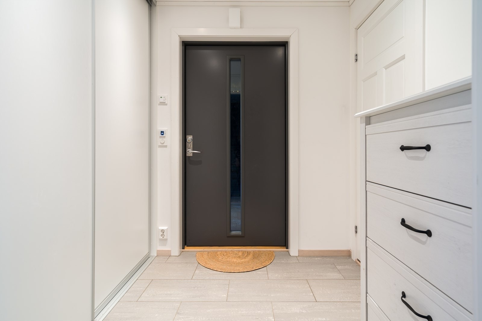 Entreen er utstyrt med varme under lysegrå fliser på gulvet. Galleribilde