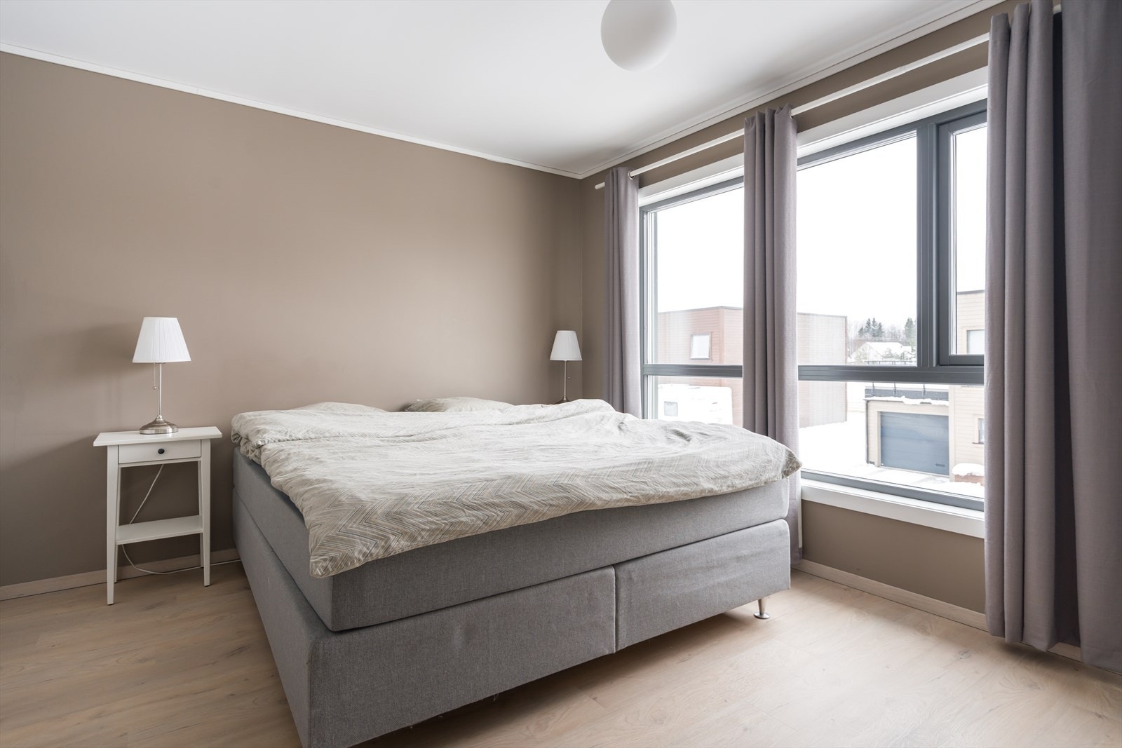 Hovedsoverommet er av god størrelse, med plass til både dobbeltseng og annet møblement. Galleribilde