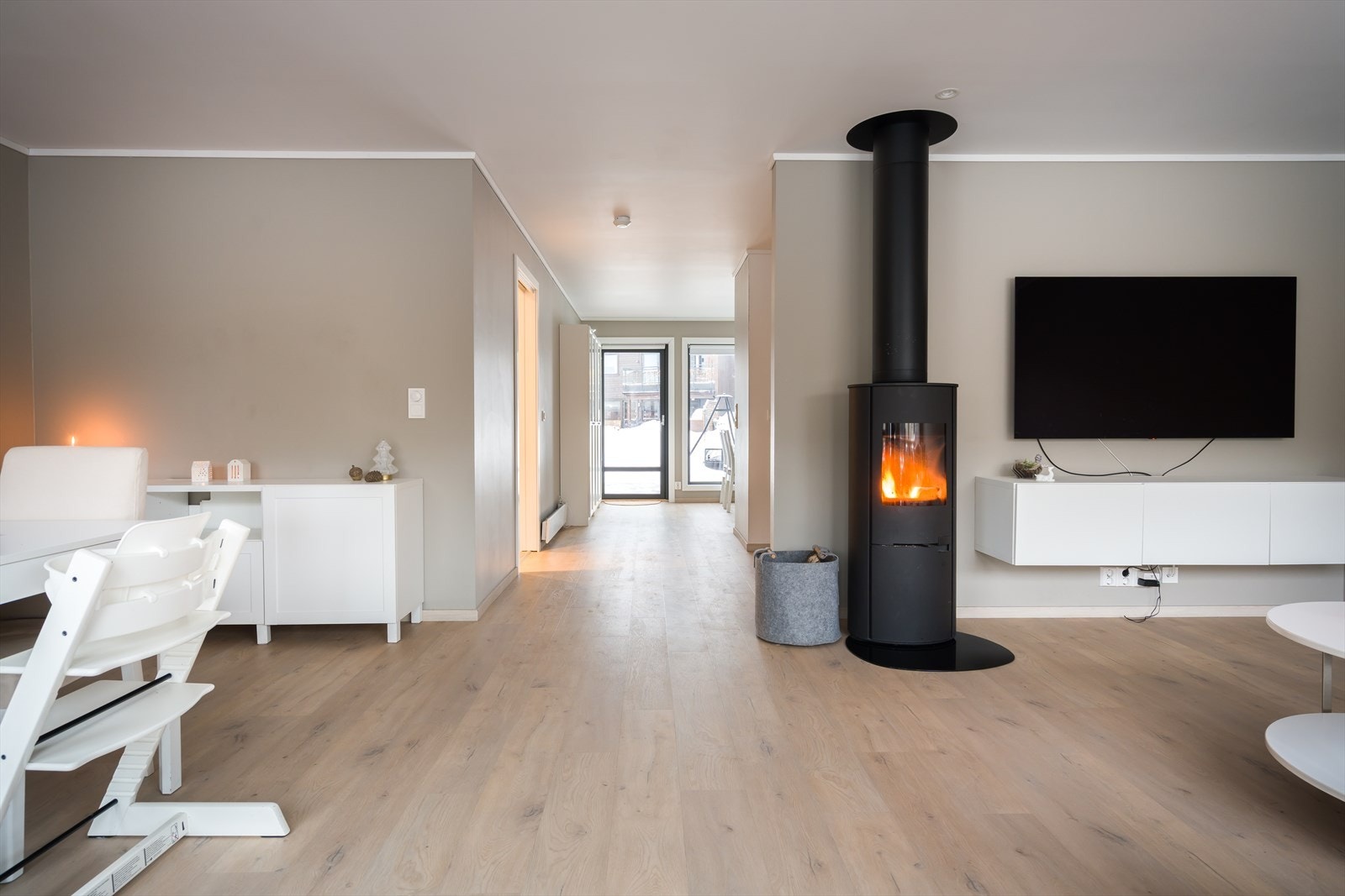 Det er en gang mellom stuen og kjøkkenet - en løsning som gir en lys og åpen atmosfære i hovedetasjen. Galleribilde