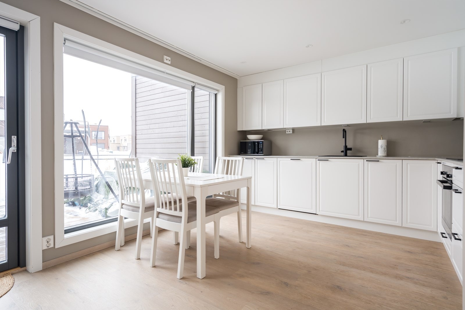 Alle hvitevarene er integrerte, bestående av platetopp, stekeovn, oppvaskmaskin og en kombinert kjøl/frys. Galleribilde