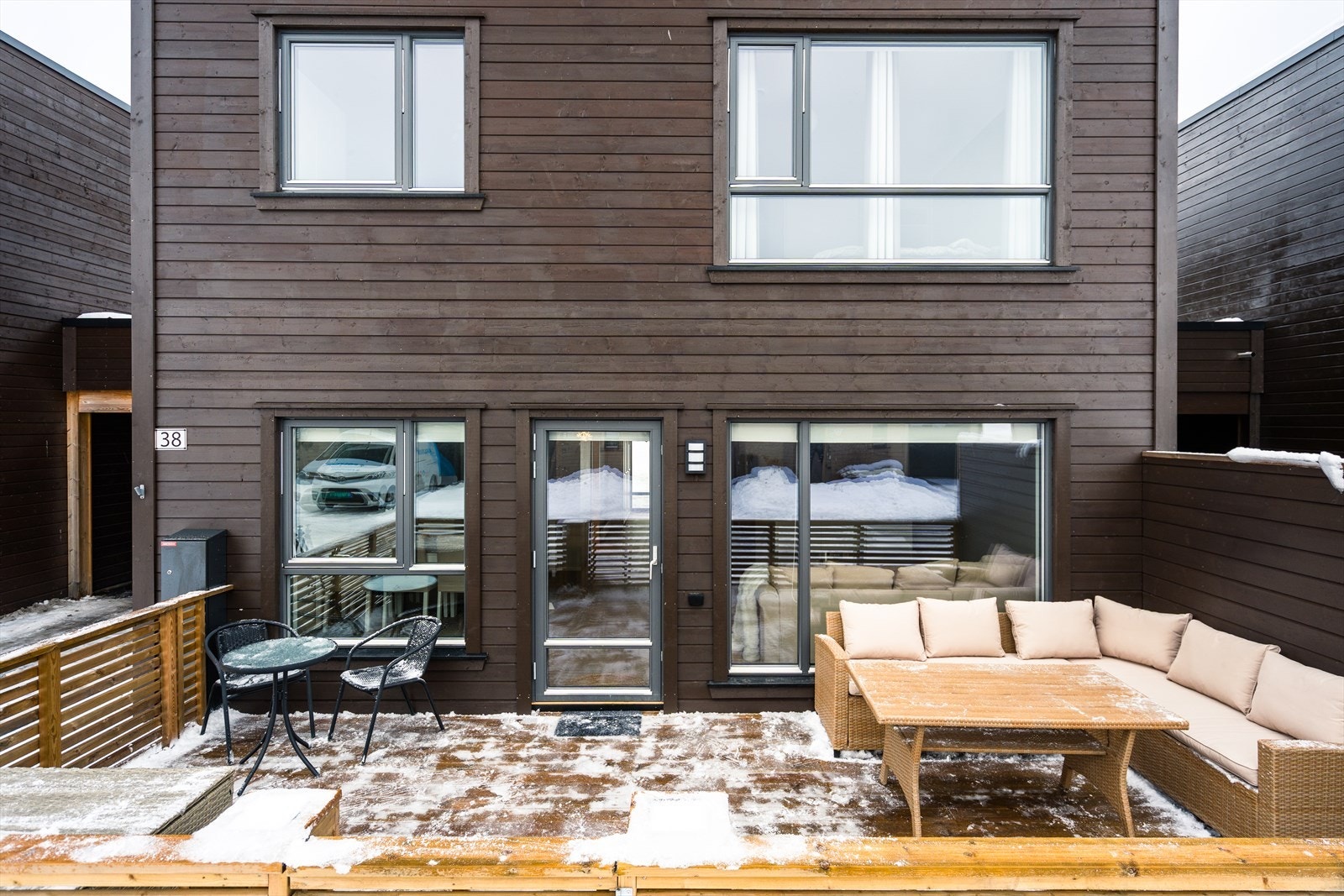 På forsiden av huset er det en terrasse på ca. 19 kvm. Galleribilde