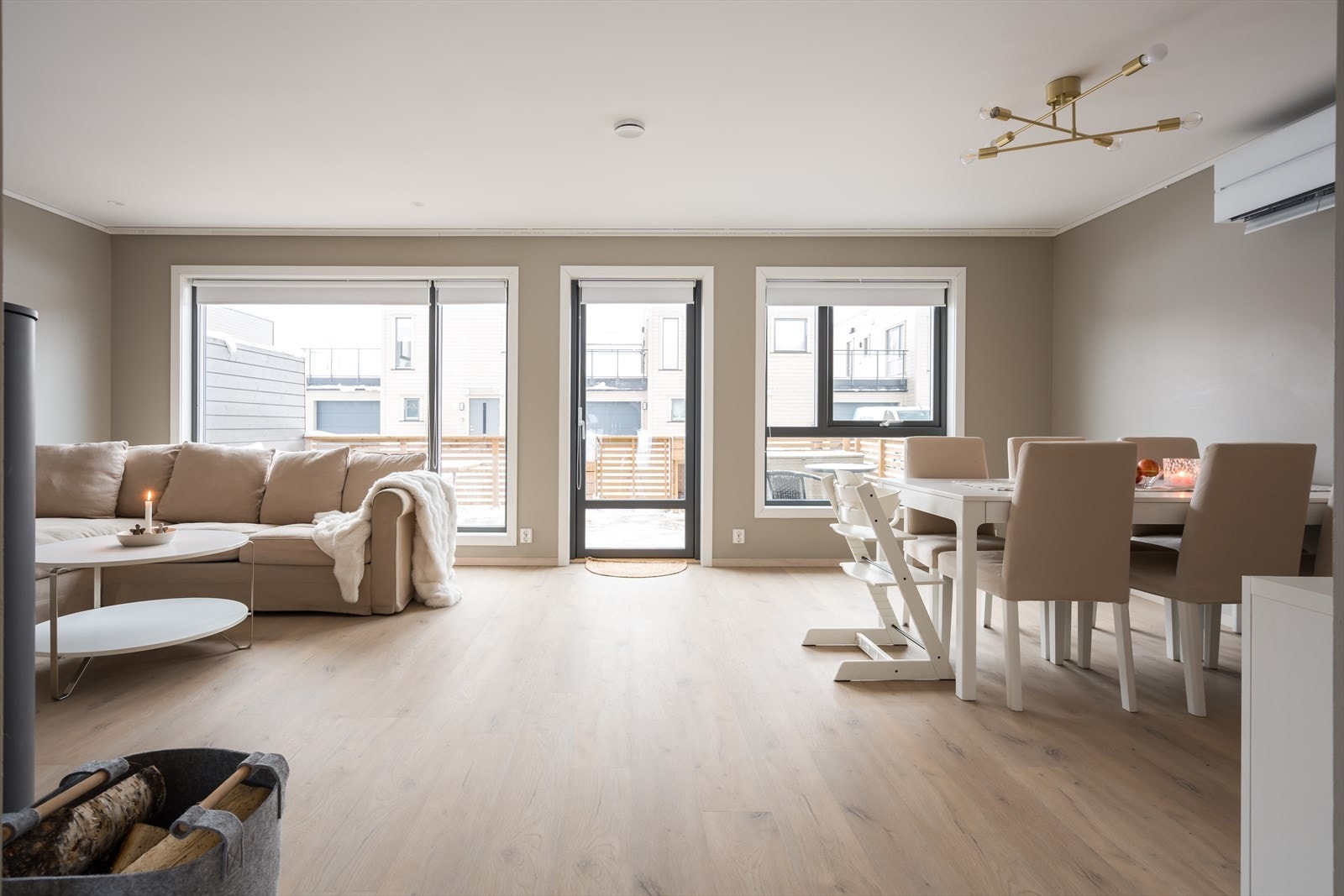 Utformingen gjør stuen enkel å møblere med flere sittegrupper i ulike soner. Galleribilde