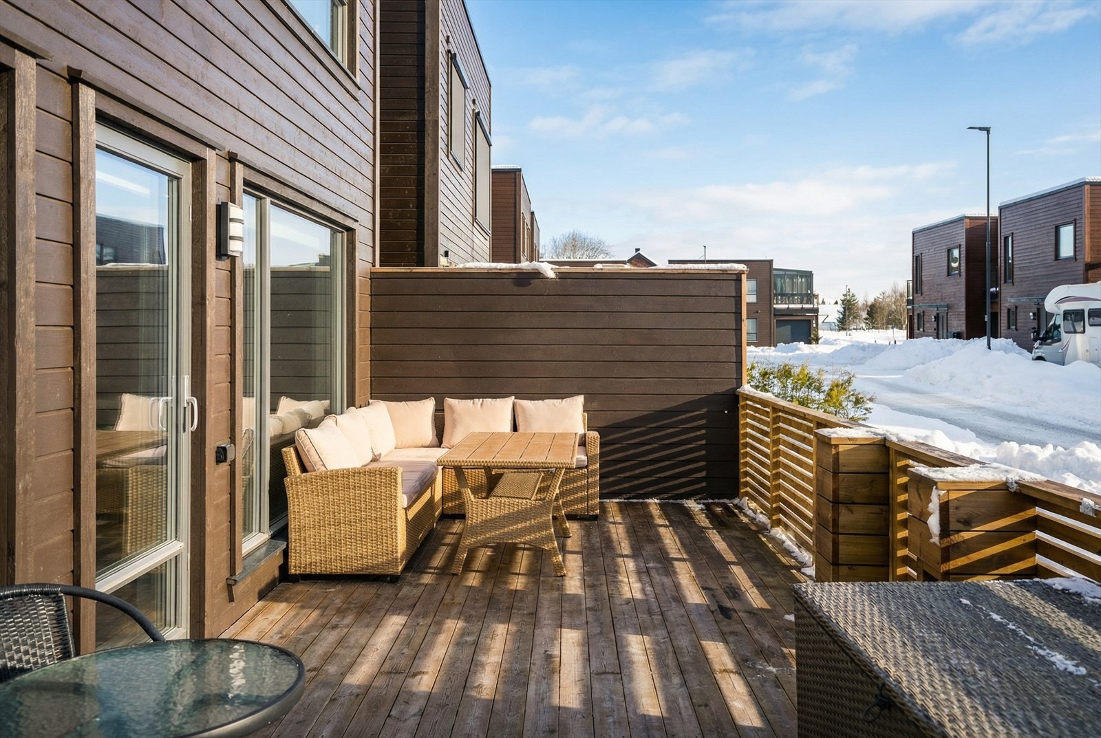 Her er det montert levegg mot naboen (bildet er AI redigert). Galleribilde