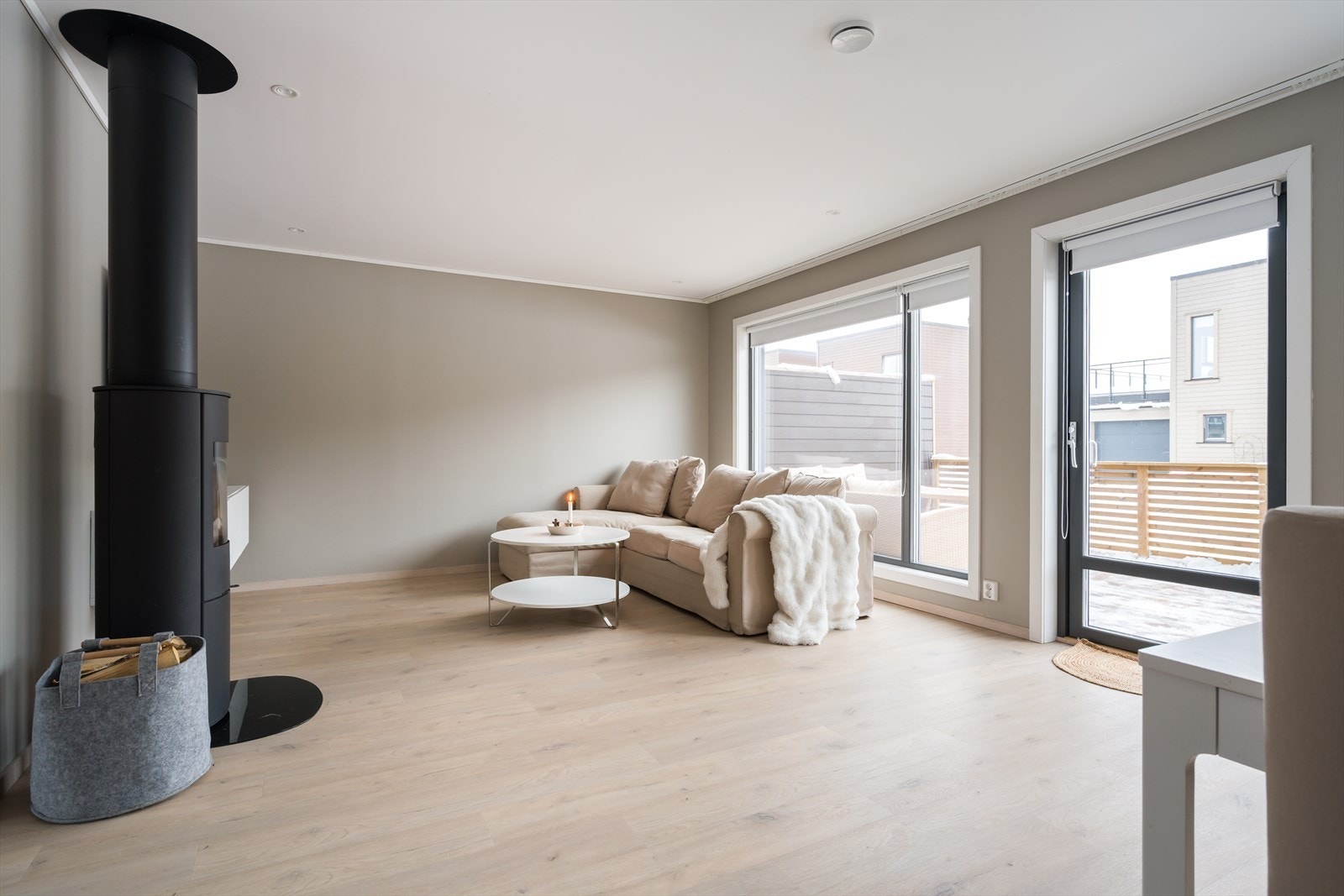 Vinduene inkluderer en glassdør til terrassen på framsiden, og sommerstid er det deilig å trekke ut for både avslapning og middager i varmen. Galleribilde