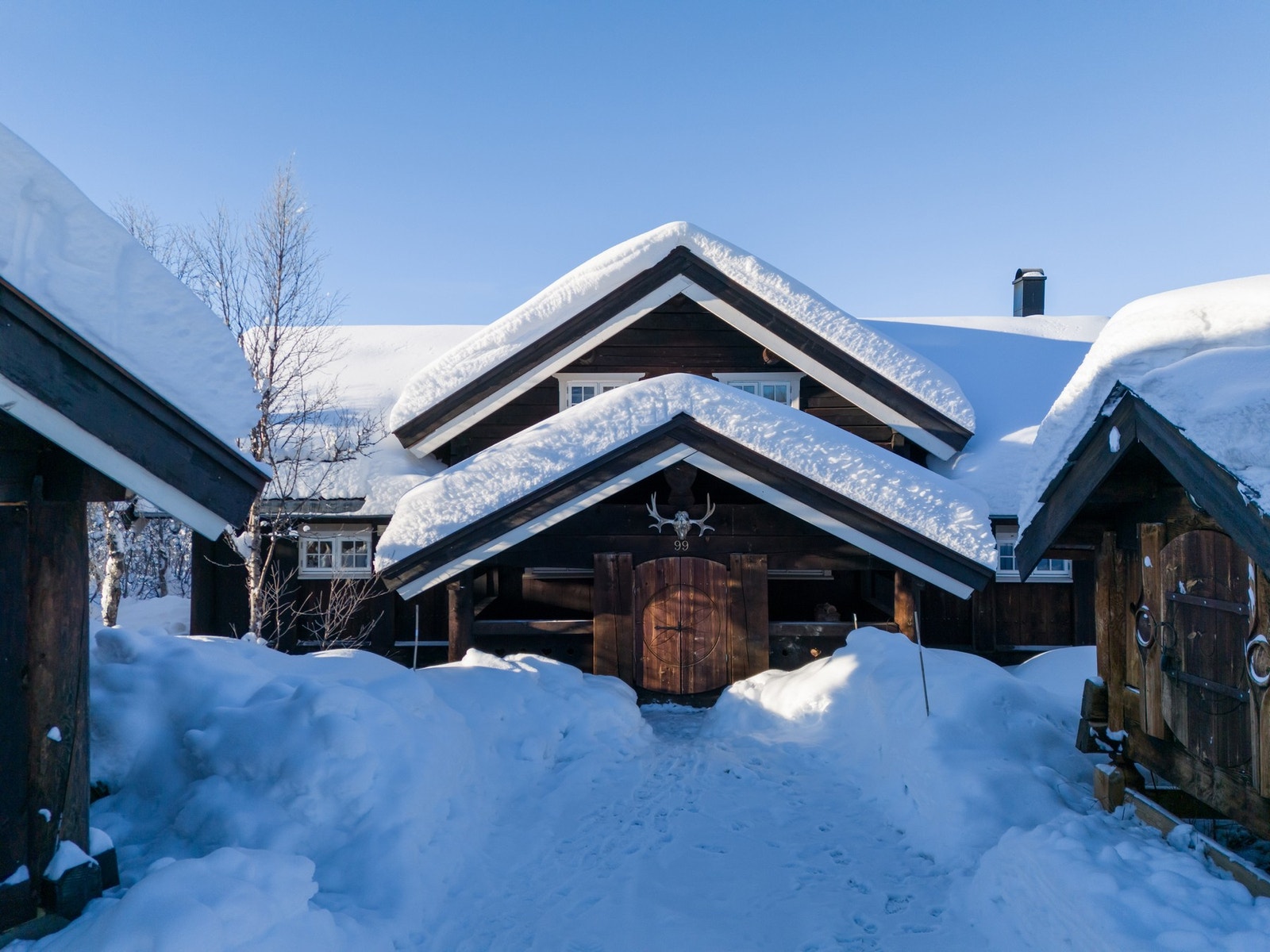 Tunet består av fritidsbolig, vedskjul/utebod, garasje og laftet badstue Galleribilde