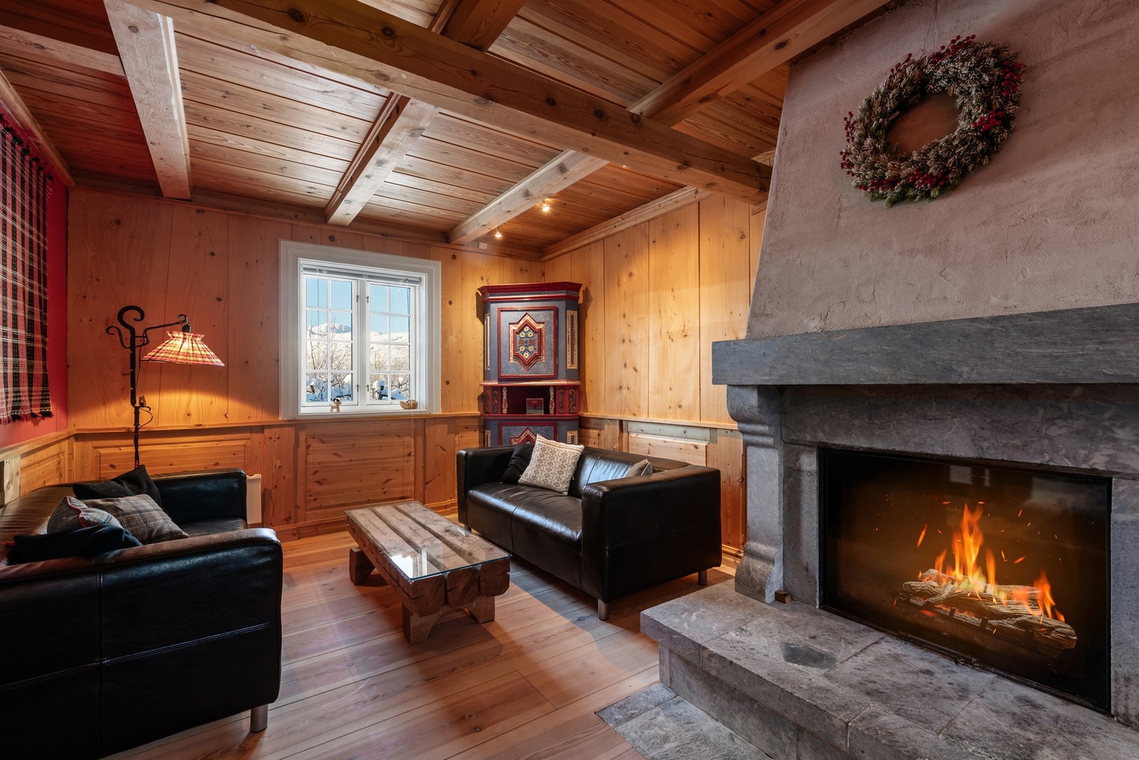 Den flotte klebersteinpeisen troner som et møbel i én av stuene. Galleribilde