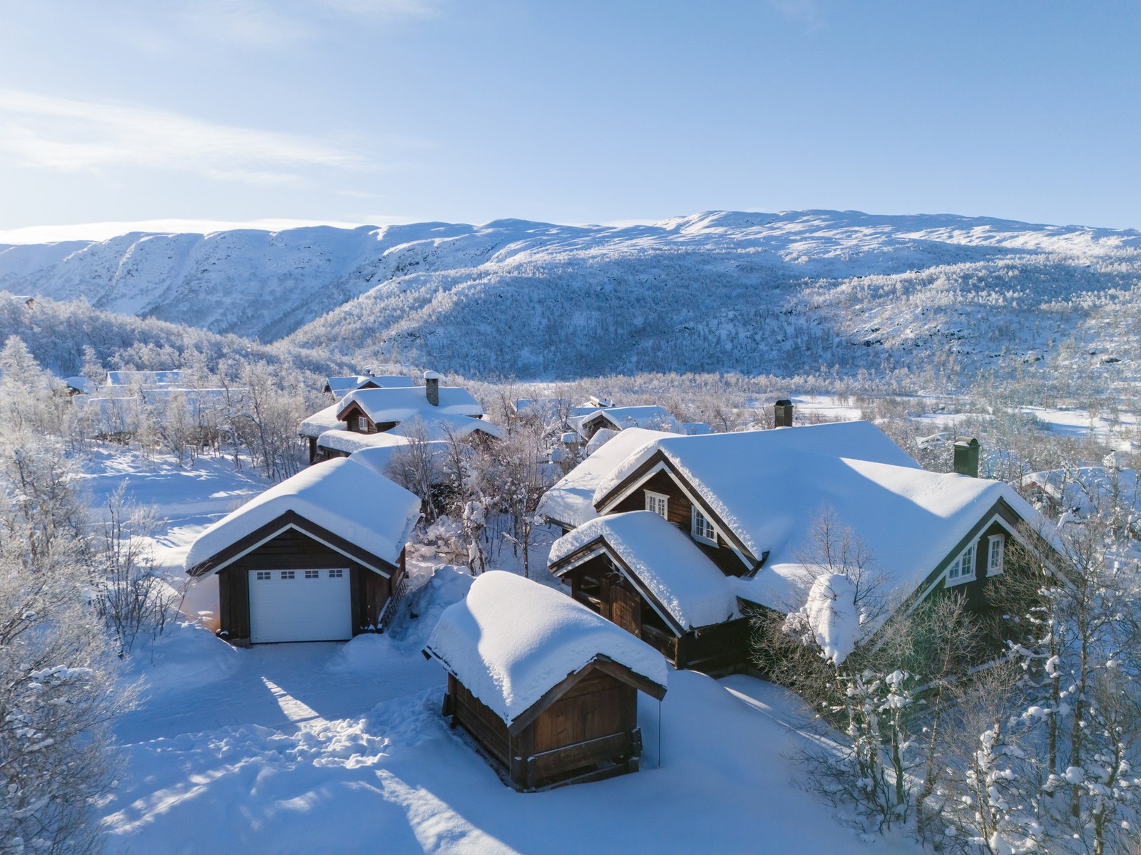 Eiendommen ligger høyt i et attraktivt vestvendt hyttefelt like over utfartsparkeringen på Myrland. Galleribilde