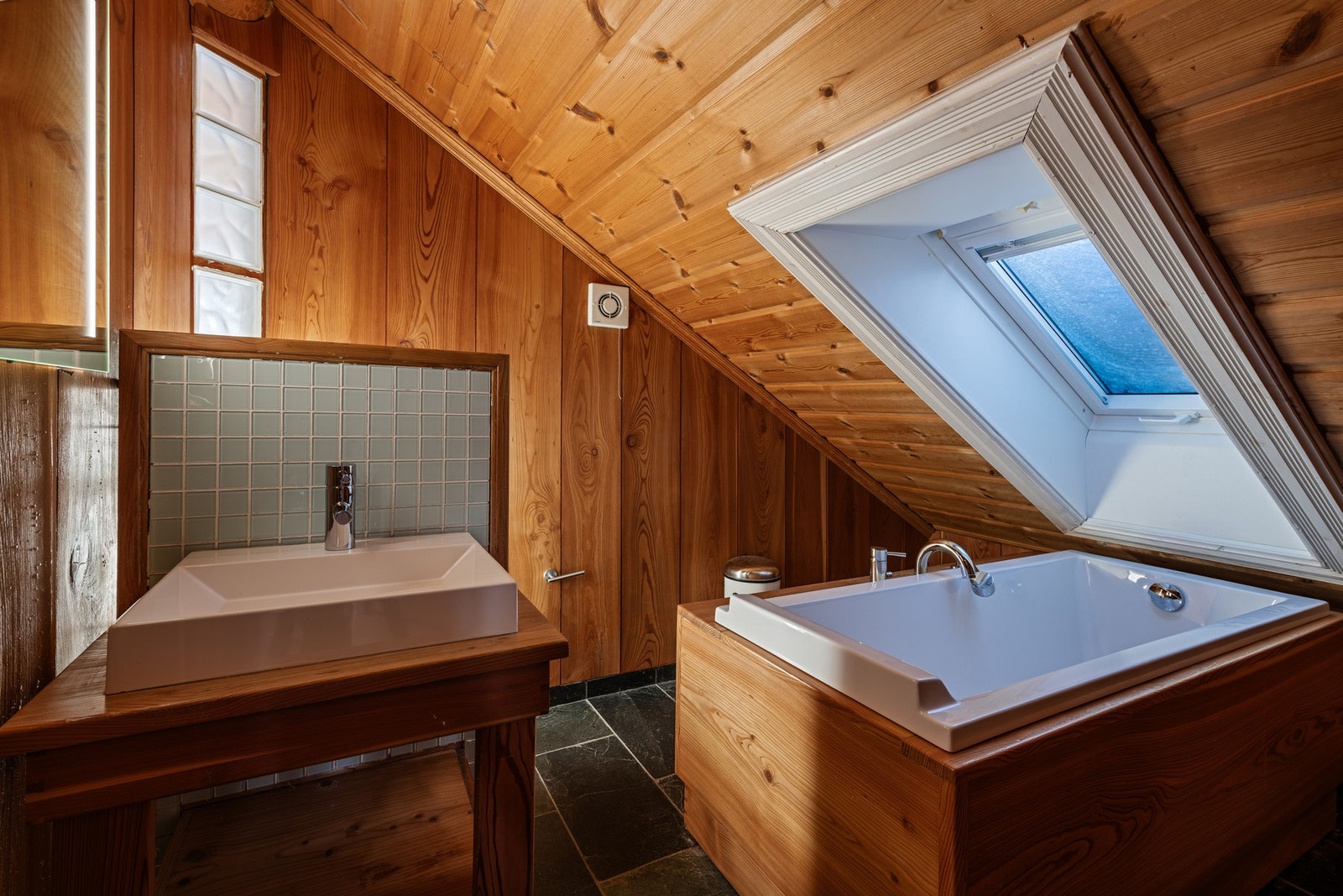 Badet i andreetasjen er innredet med servantinnredning, toalett og badekar. Galleribilde