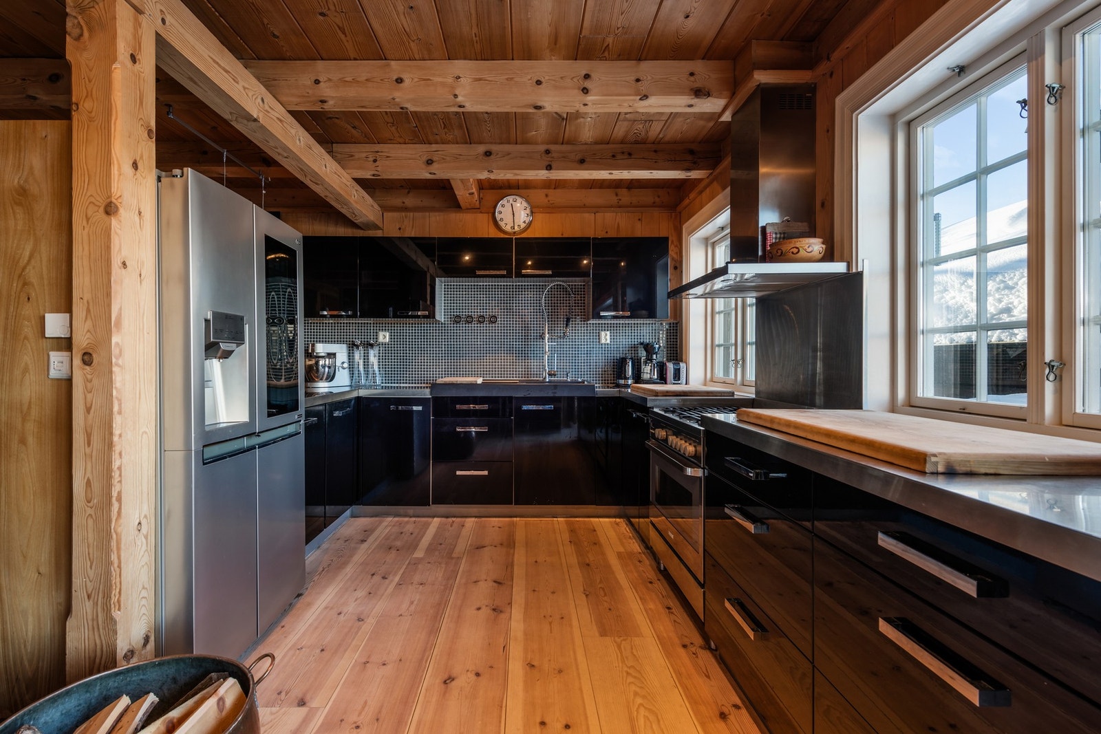 Romslig kjøkken med godt med benk- og skapplass. Galleribilde