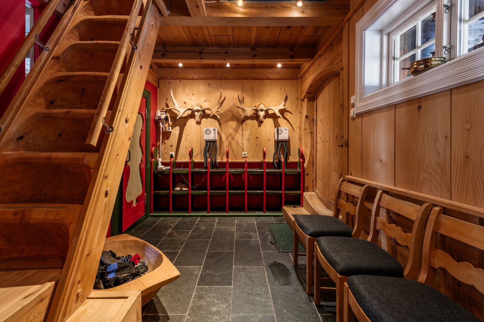 Flott inngangsparti med adkomst gang, med praktisk flislagt gulv og godt med garderobeplass. Galleribilde