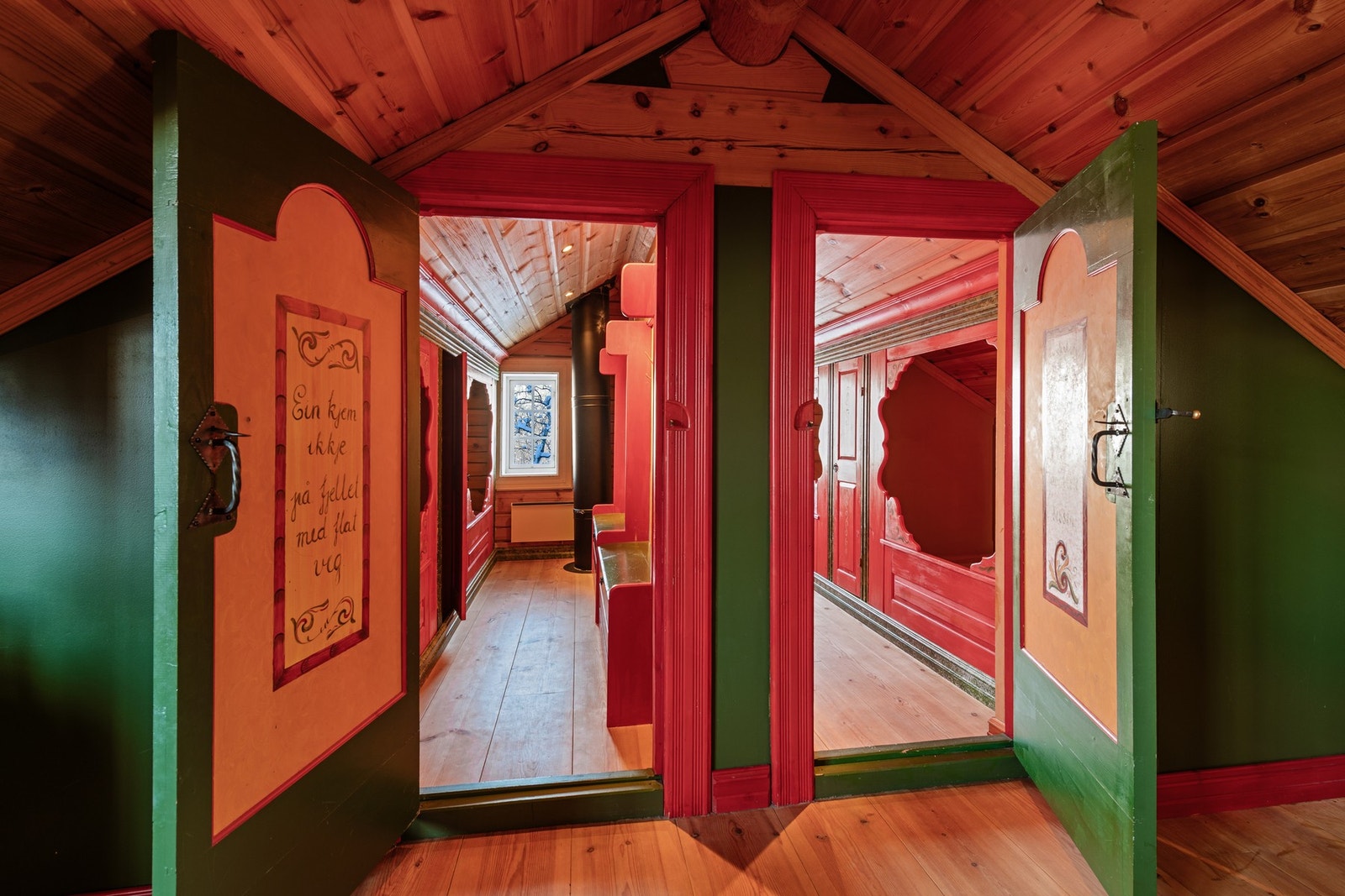 Hovedbygningen går over to etasjer, og har tre soverom i andreetasjen. Galleribilde