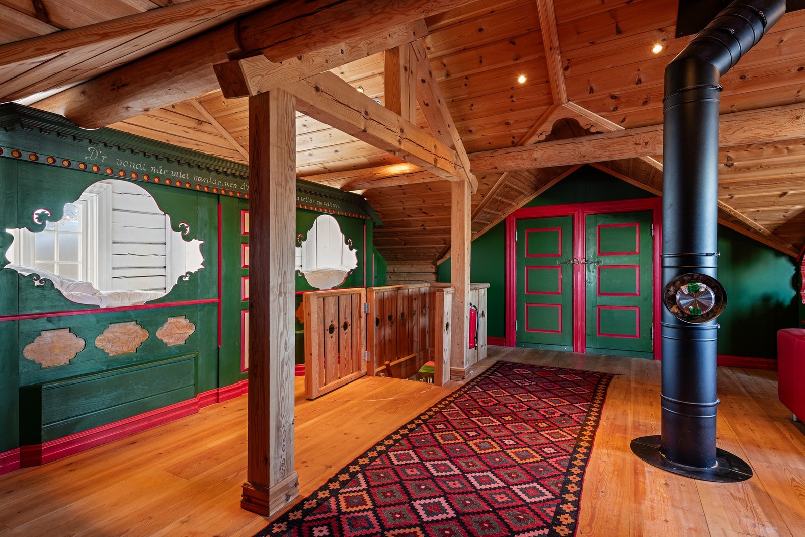 Flotte, plassbygde senger. Galleribilde