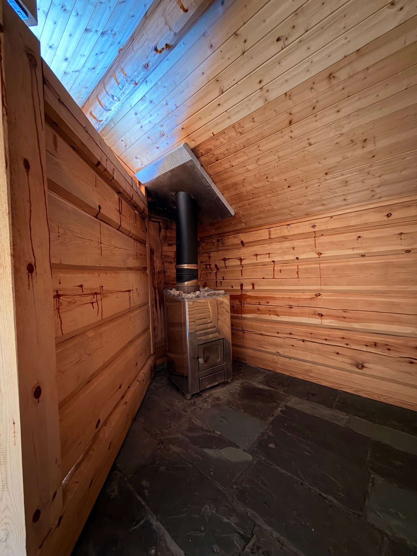 Til eiendommen hører også en frittstående badstue Galleribilde