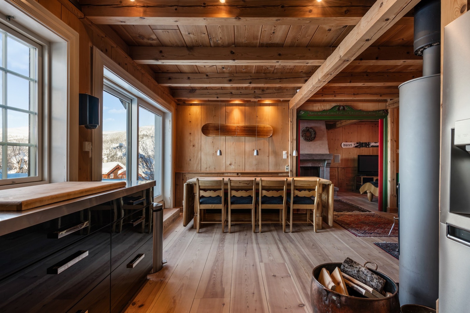 Plass for spisegruppe i tilknytning kjøkken. Galleribilde