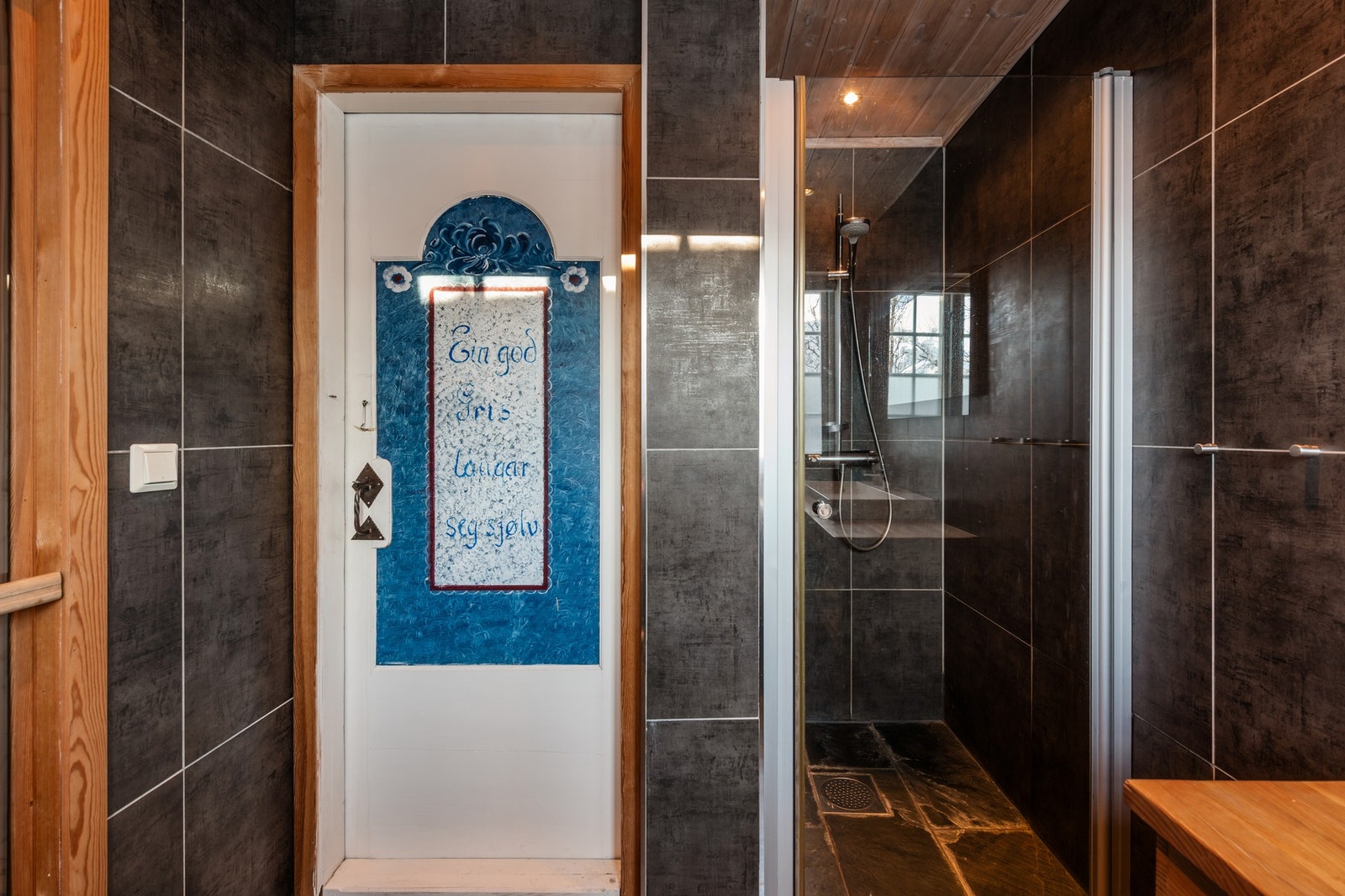 Badet er innredet med servantinnredning, toalett og dusjnisje med glassdør. Galleribilde