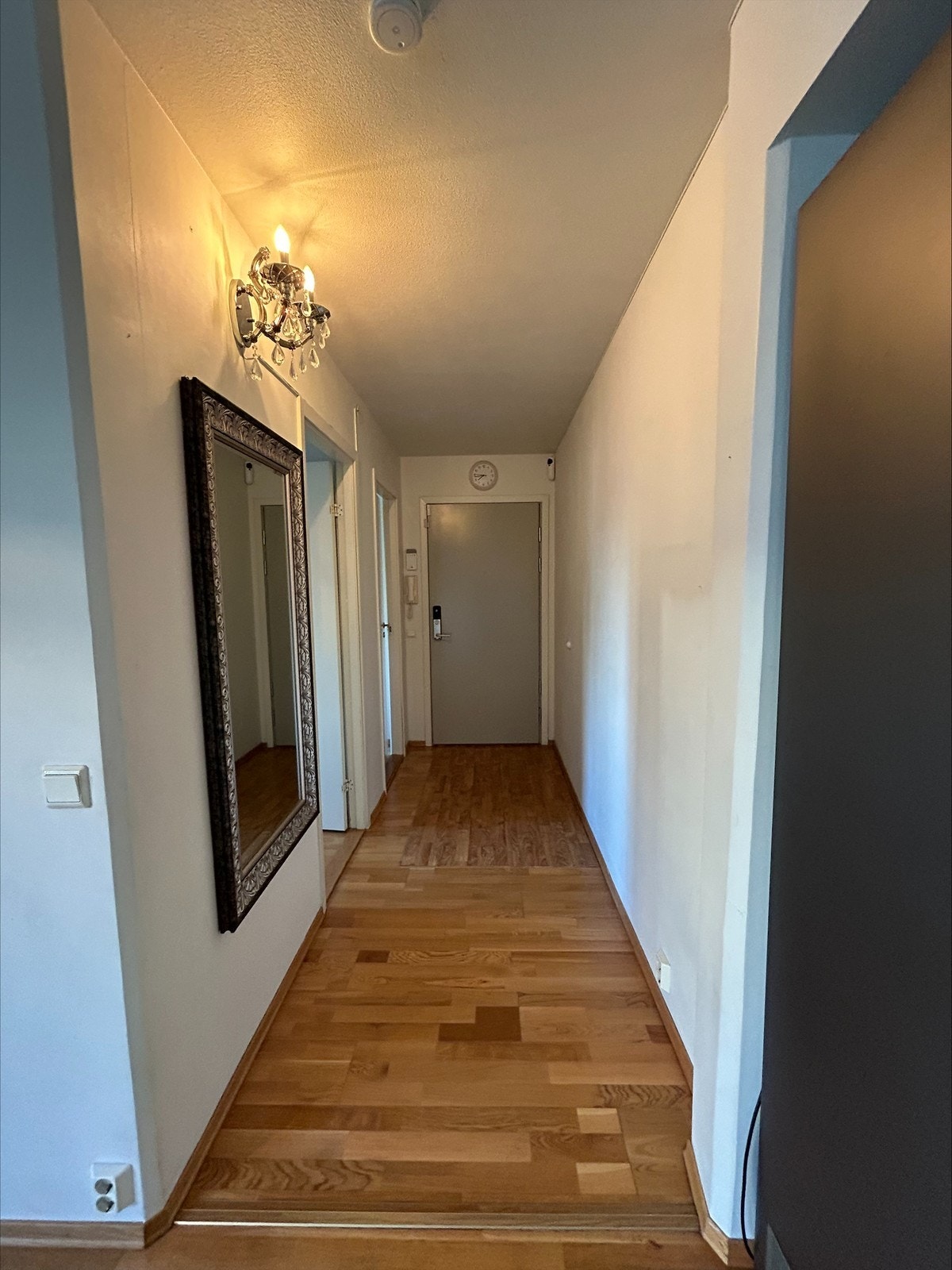 entre - gode muligheter for oppbevaring/garderobeplass Galleribilde