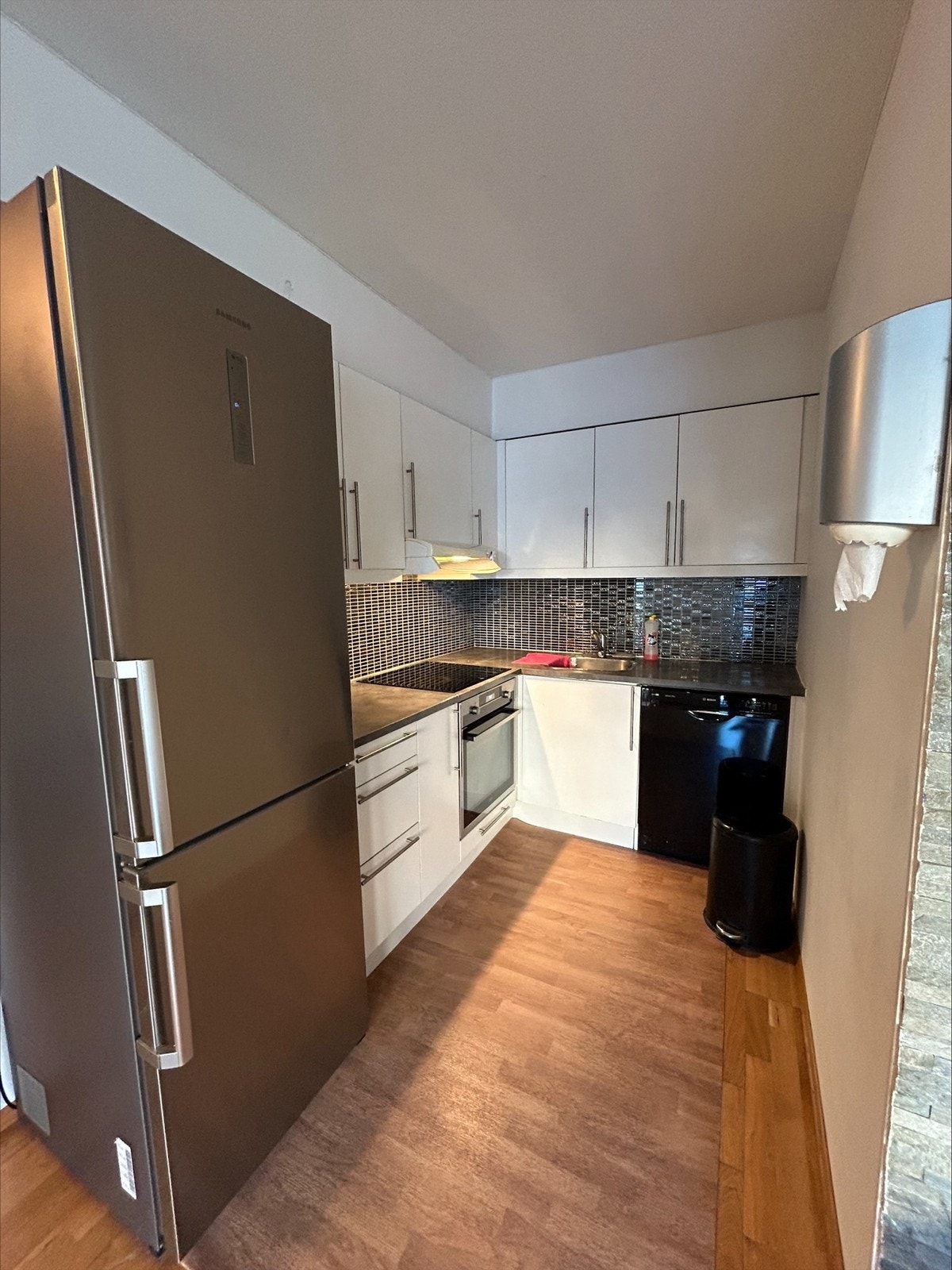 kjøkken med behagelig skille fra stueområdet Galleribilde