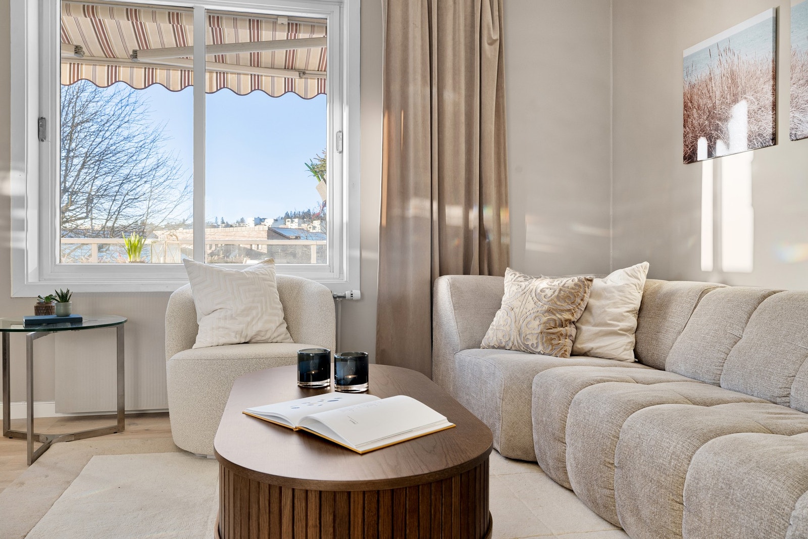 Stuen har en lun og moderne helhet, med slette flater og oppgraderte overflater som gir et rent uttrykk og en tidløs base du kan style akkurat som du vil. Galleribilde