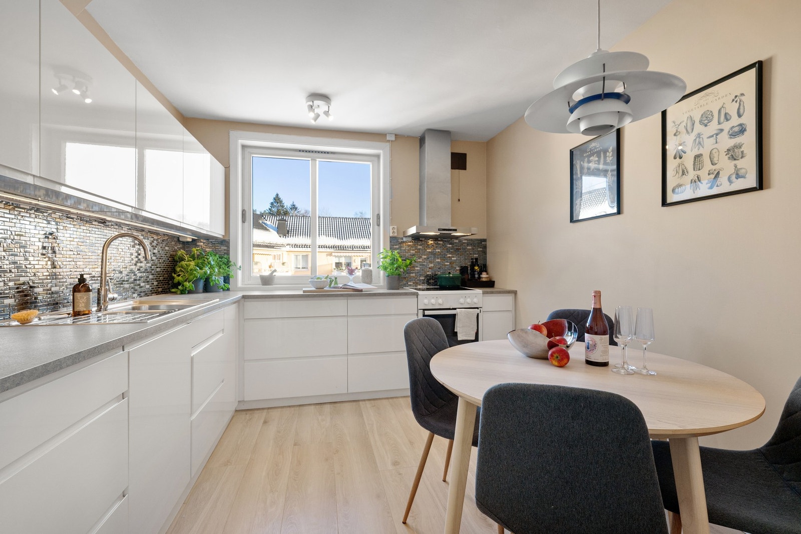 En velholdt leilighet med moderne uttrykk og smarte løsninger - fra slette flater og oppgraderte overflater til gode boder som gjør det lett å holde det ryddig og organisert. Galleribilde