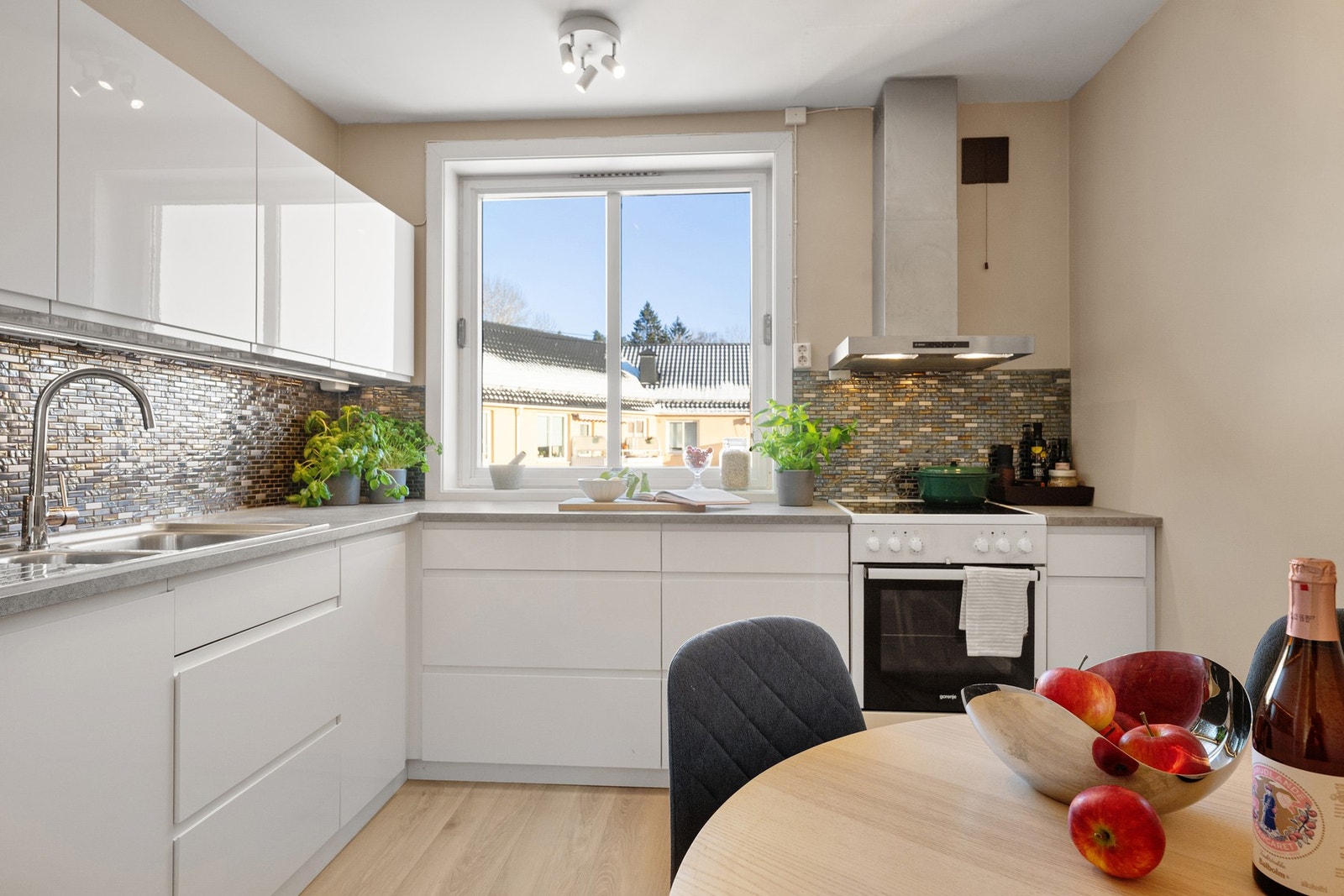 Kjøkkenet ble malt, og det ble lagt nye gulv i 2025. Galleribilde