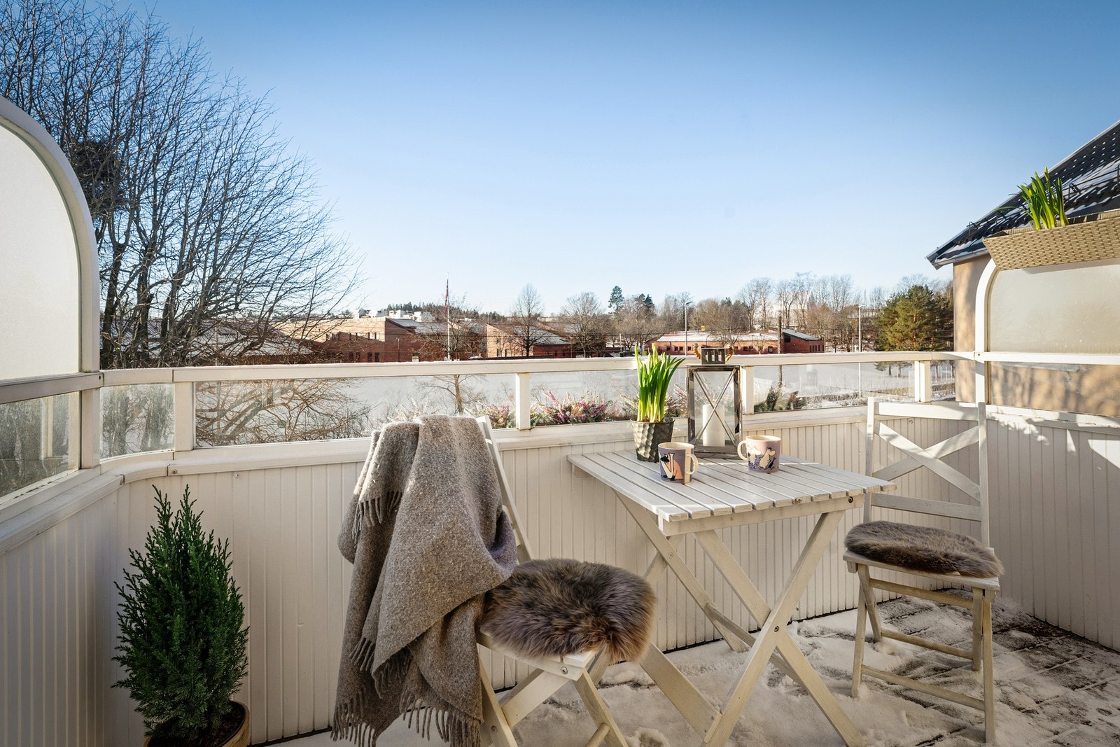 Her får du en bolig som kombinerer ro og hverdagsflyt: praktiske rom, gode oppbevaringsmuligheter og en beliggenhet som gjør det enkelt å komme seg både til byen og ut i grønne omgivelser. Galleribilde