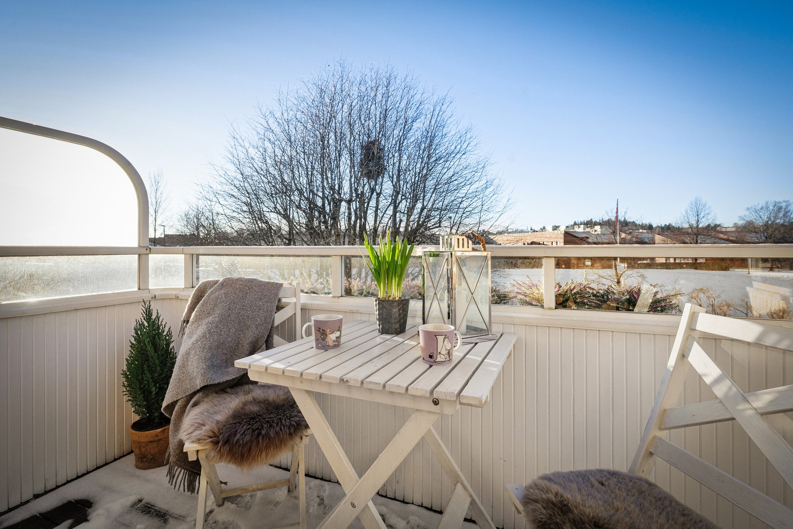 Sydvest-vendt balkong med nydelige solforhold, med sol fra tidlig formiddag til sent på kveld om sommeren. Galleribilde