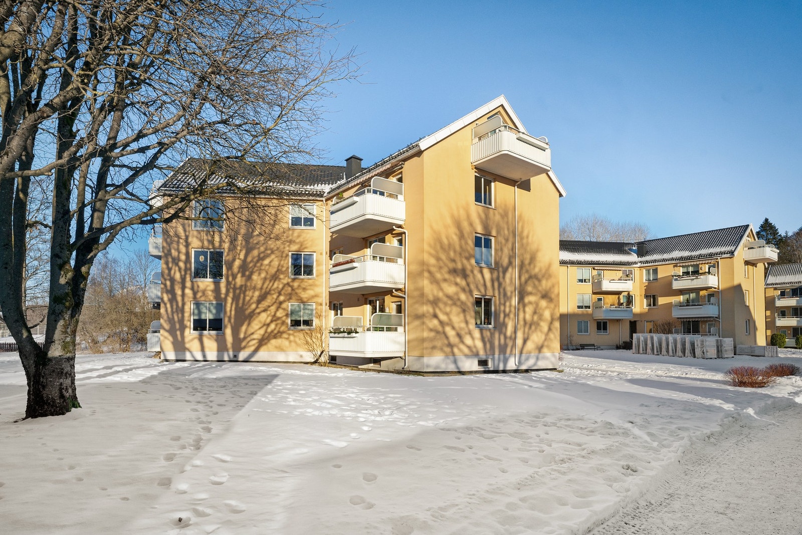 Rolig og attraktiv beliggenhet på Huseby, med grønne omgivelser og kort vei til både T-bane og turmuligheter. Galleribilde