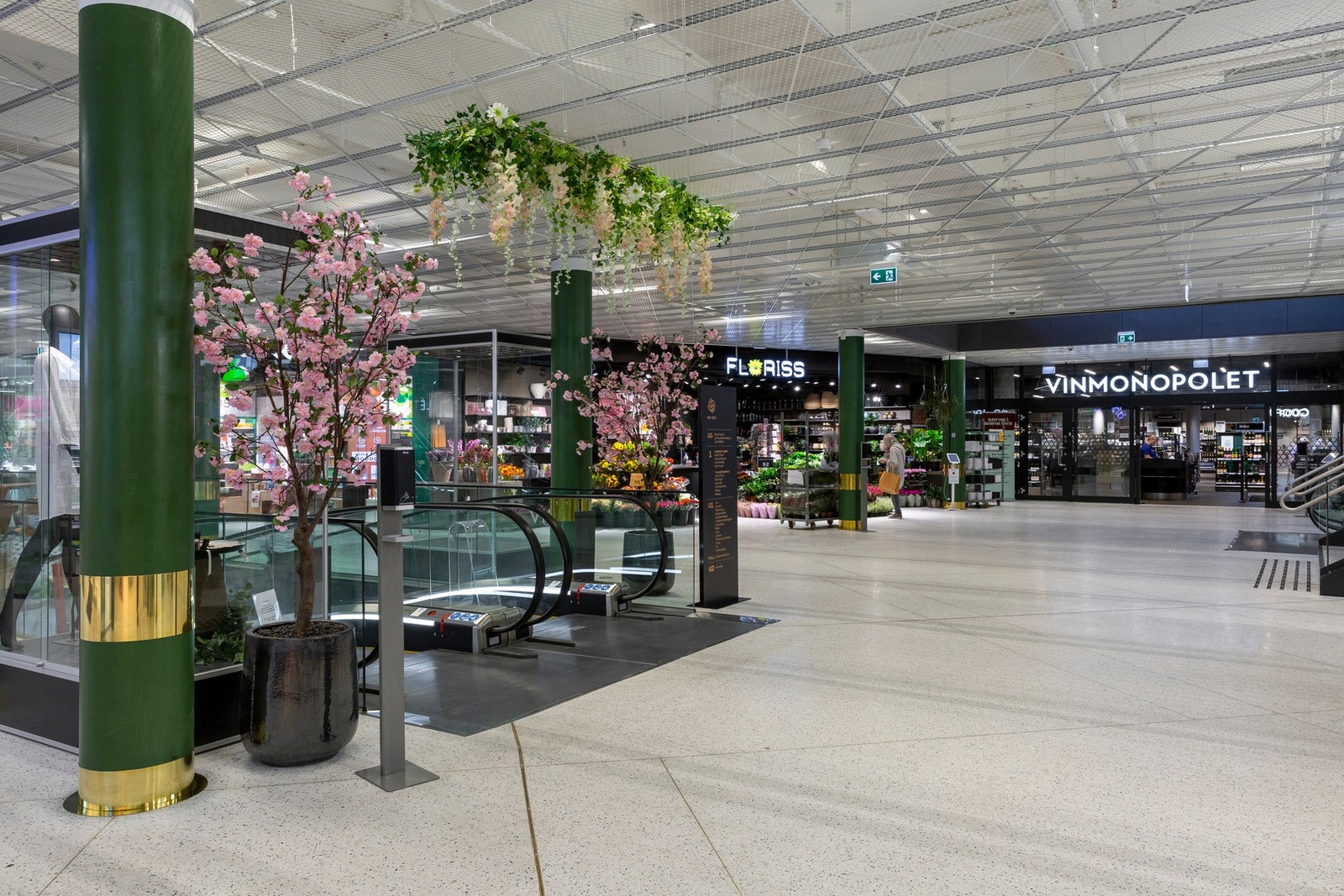 Røa Torg er et ganske nytt kjøpesenter med et stort utvalg butikker, bl.a. vinmonopol, apotek og stor Coop Mega. Galleribilde