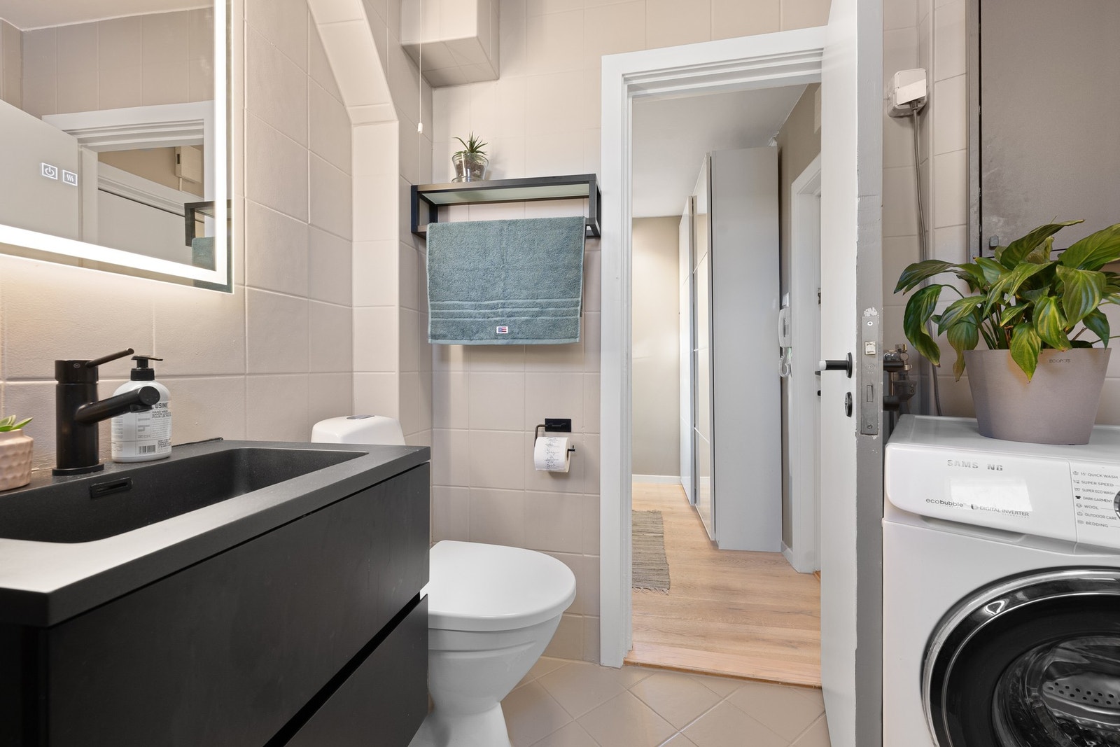 Her er det varmekabler i gulvet og opplegg for vaskemaskin. Galleribilde