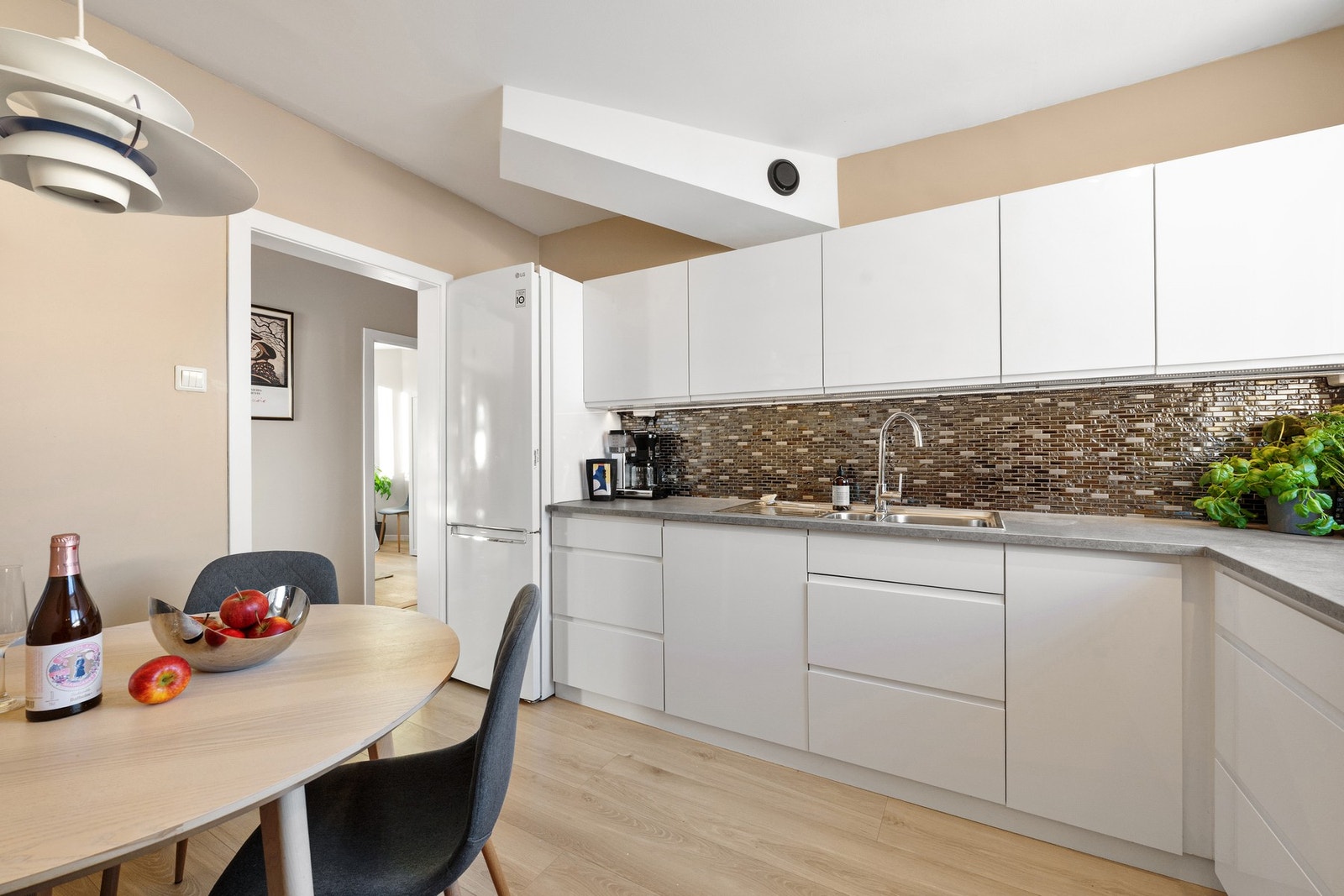 Stilrent og funksjonelt kjøkken med KVIK-innredning fra 2016 og holder en moderne standard. Galleribilde