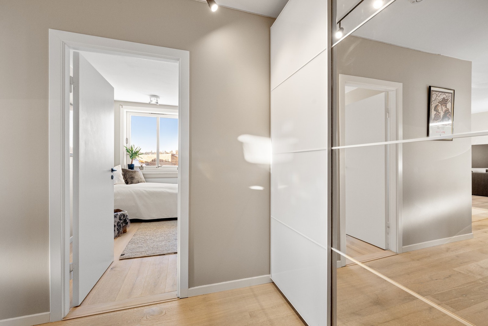 Romslig entrè med praktisk garderobeløsning. Galleribilde